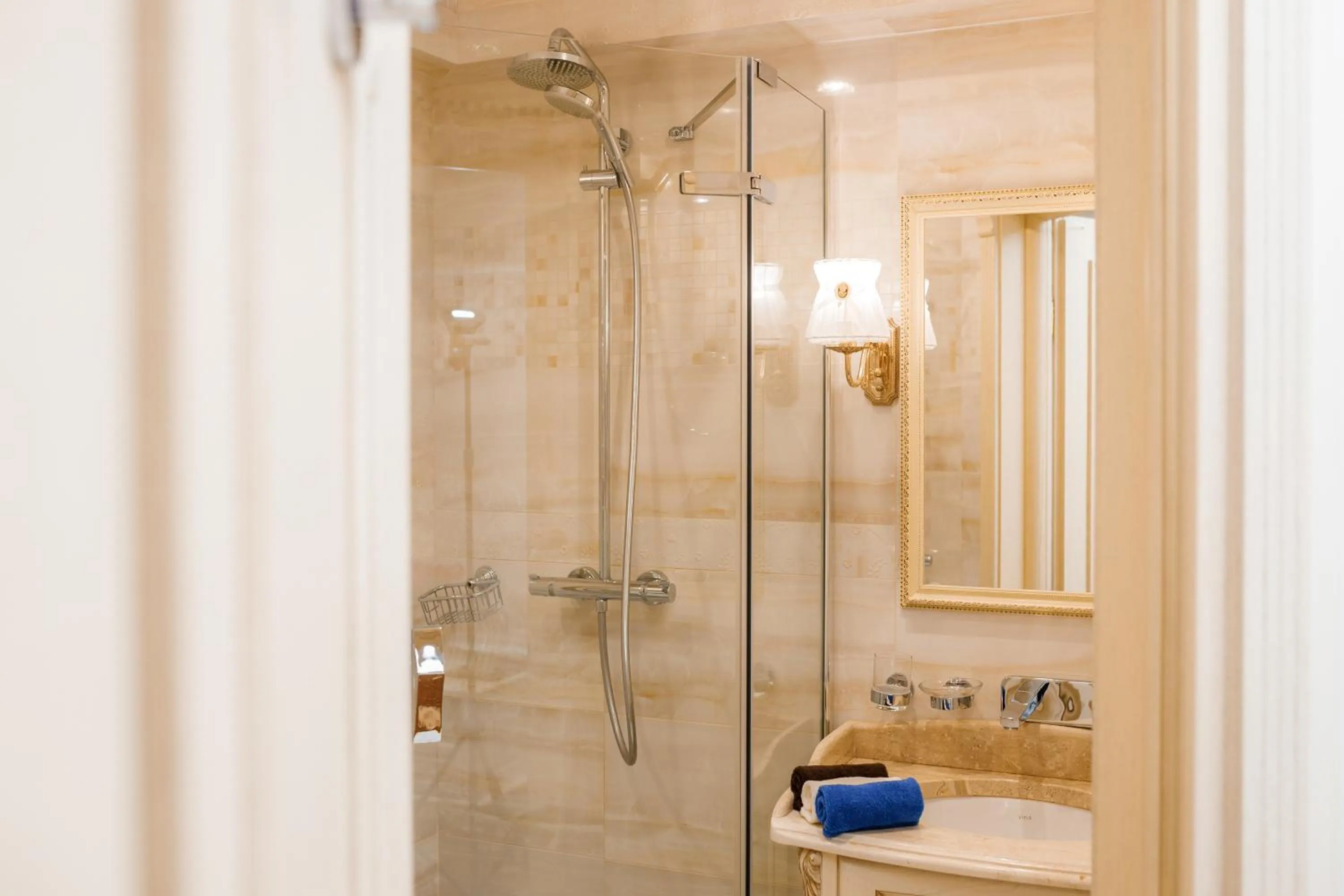 Shower in Chevalier Hotel & SPA