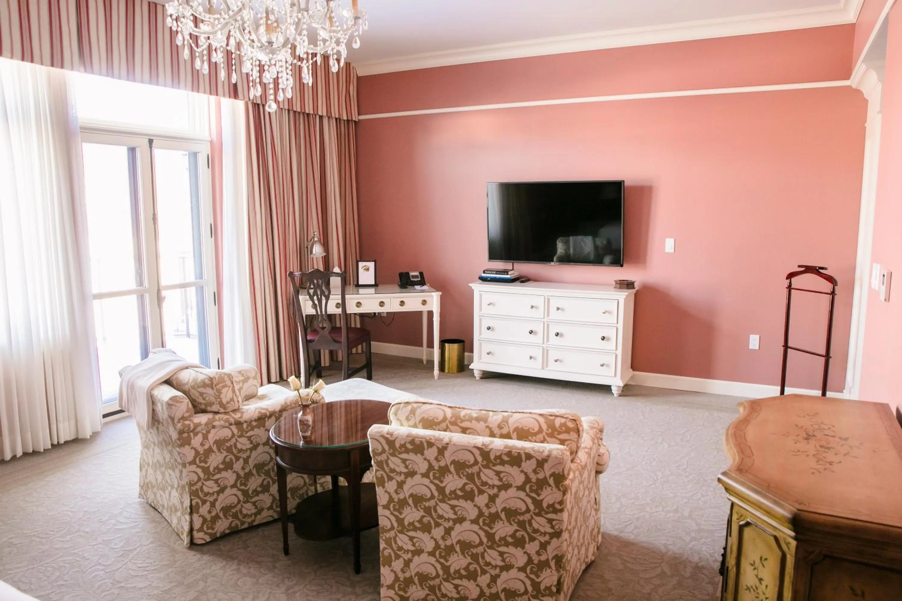 Communal lounge/ TV room in The Bruce Hotel