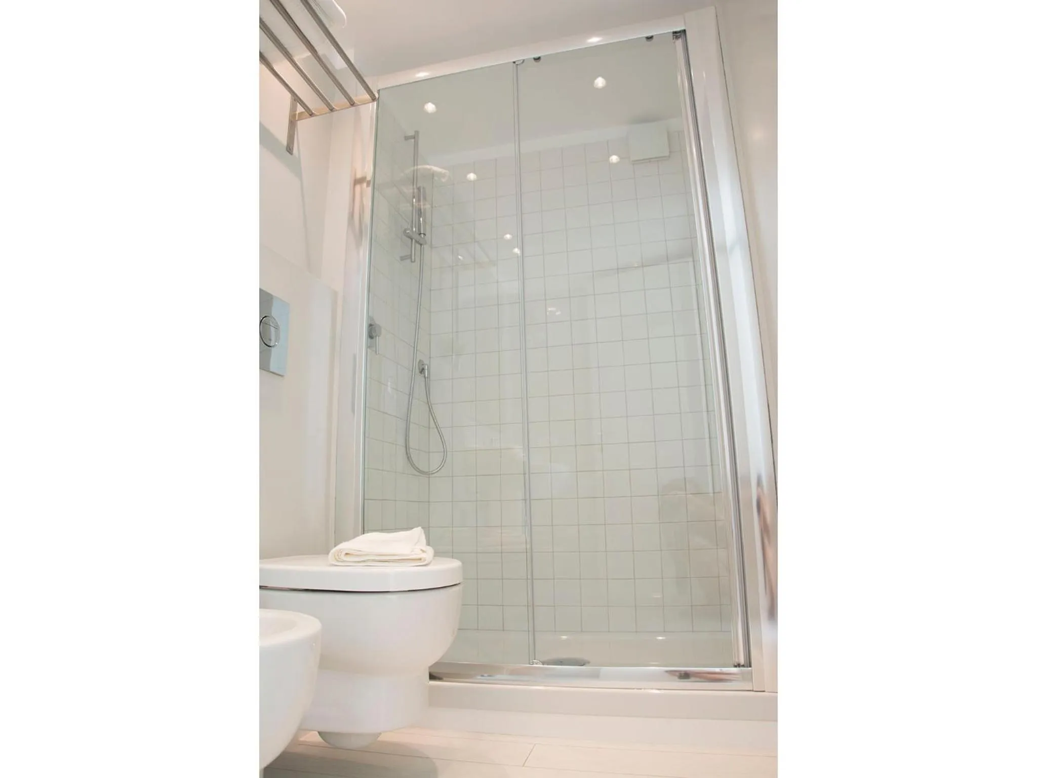 Shower in TigellioTre Bed and Breakfast