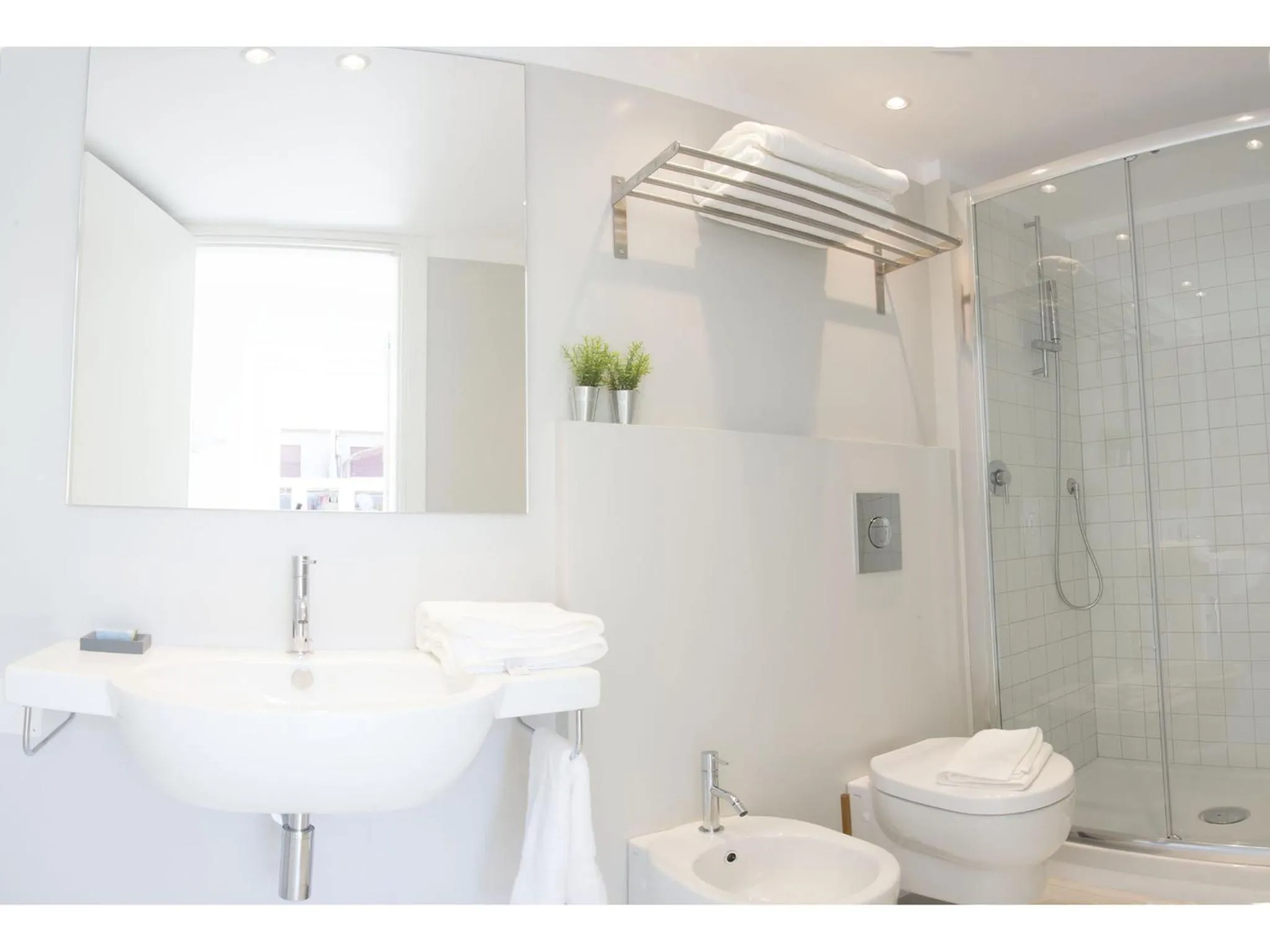 Shower in TigellioTre Bed and Breakfast