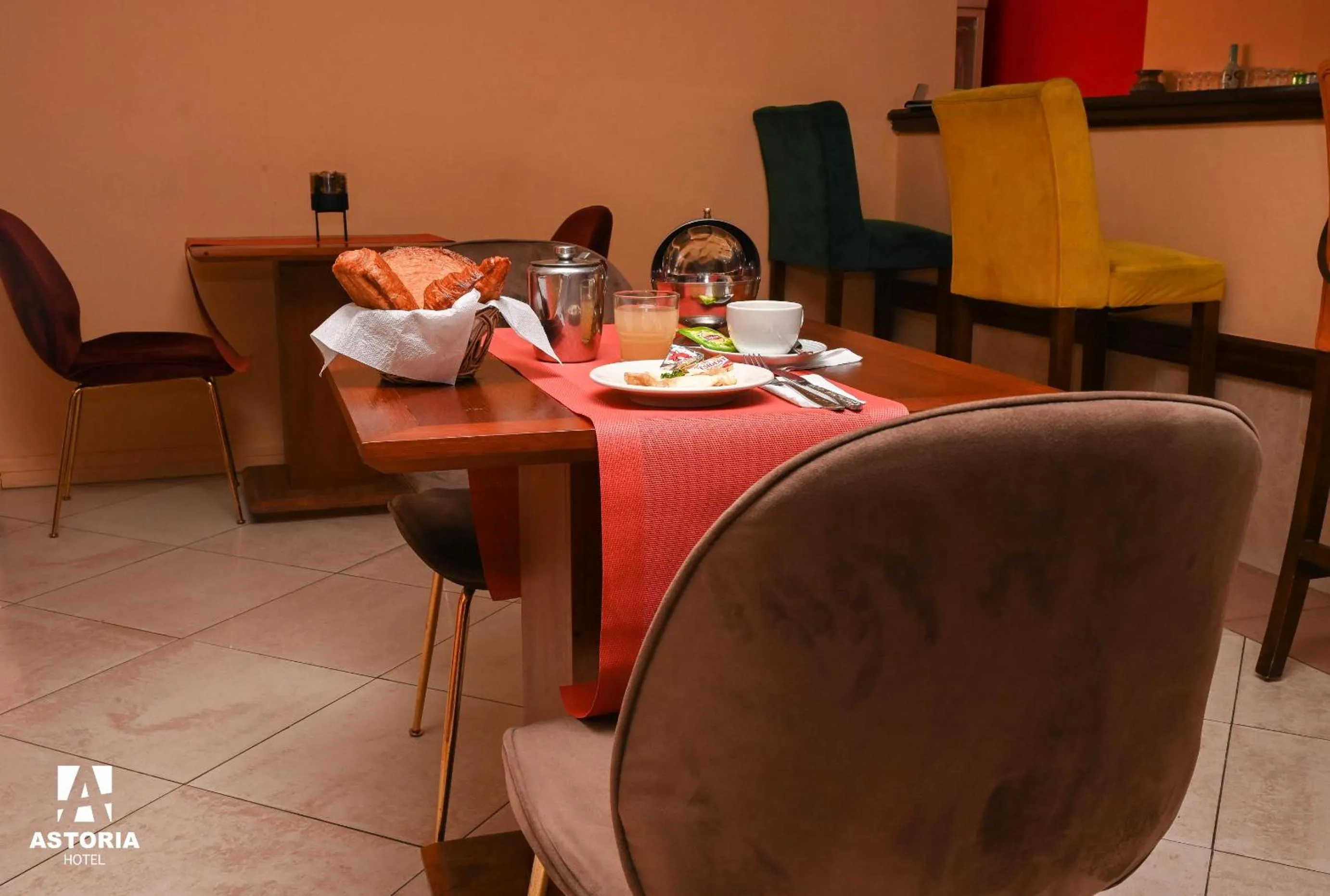 Restaurant/places to eat in Hotel Astoria