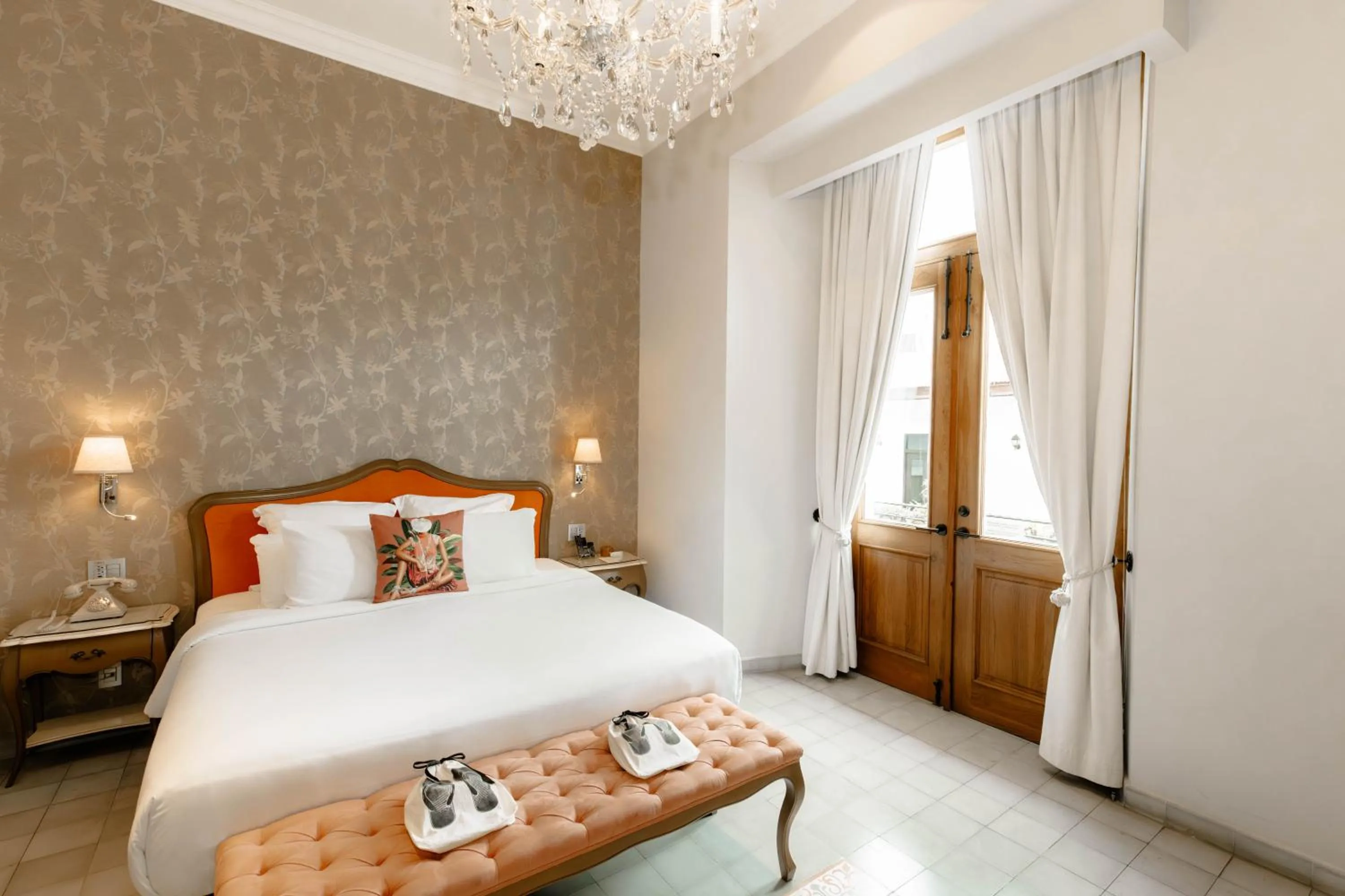 Text overlay, Bed in La Concordia - Boutique Hotel