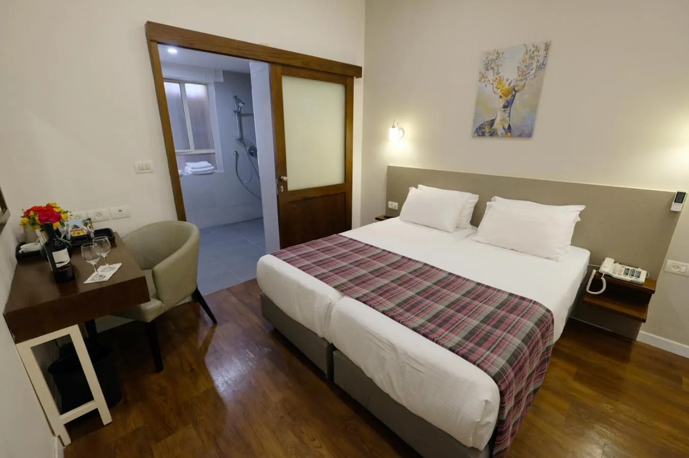 Photo of the whole room, Bed in Scots House Hotel