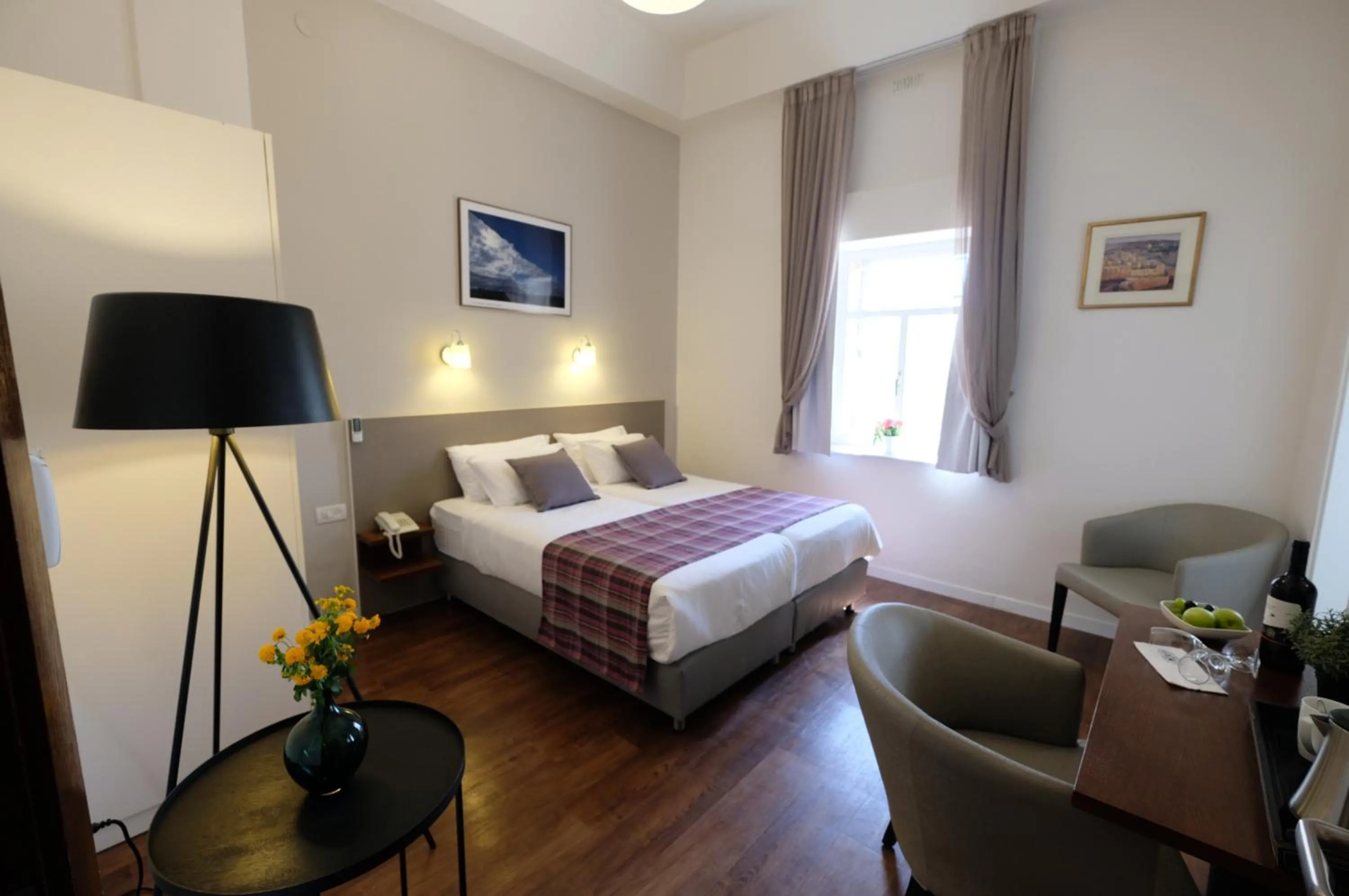 Photo of the whole room, Bed in Scots House Hotel