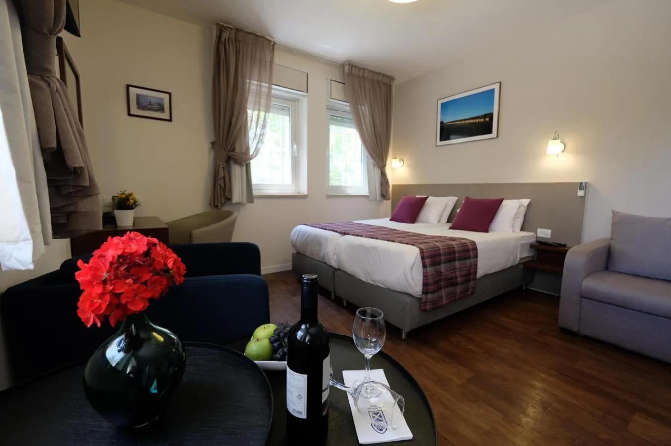 Photo of the whole room, Bed in Scots House Hotel