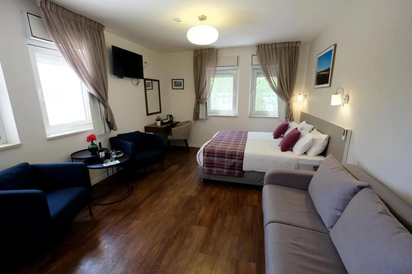 Photo of the whole room, Bed in Scots House Hotel