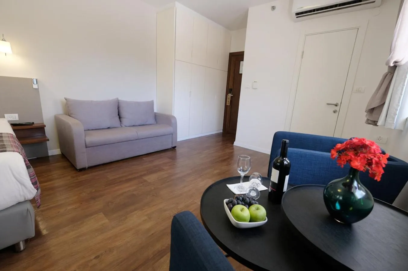 Photo of the whole room in Scots House Hotel