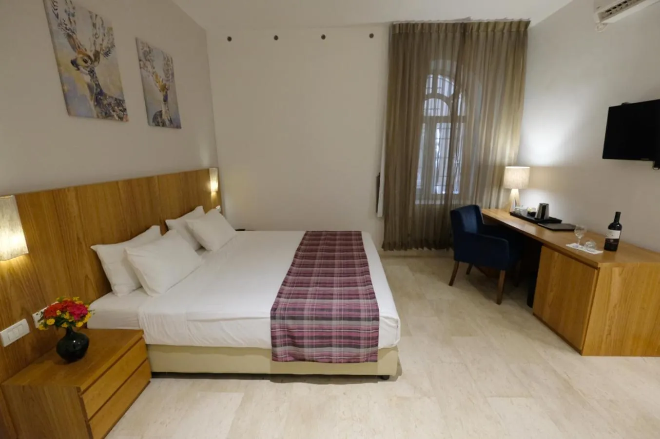 Photo of the whole room, Bed in Scots House Hotel