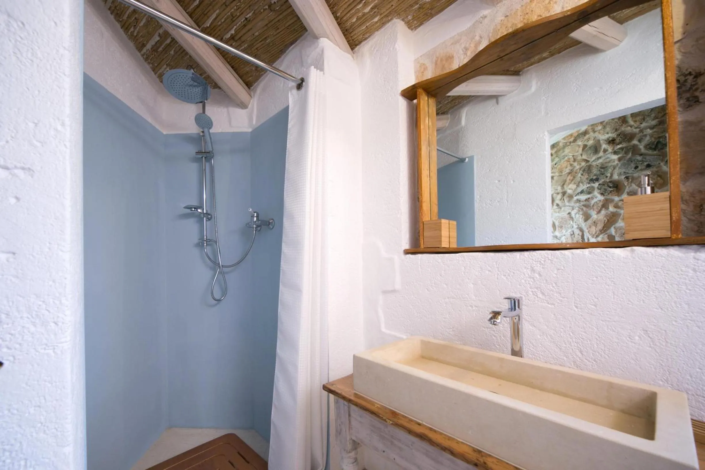 Shower in Villa Trullo Indipendente