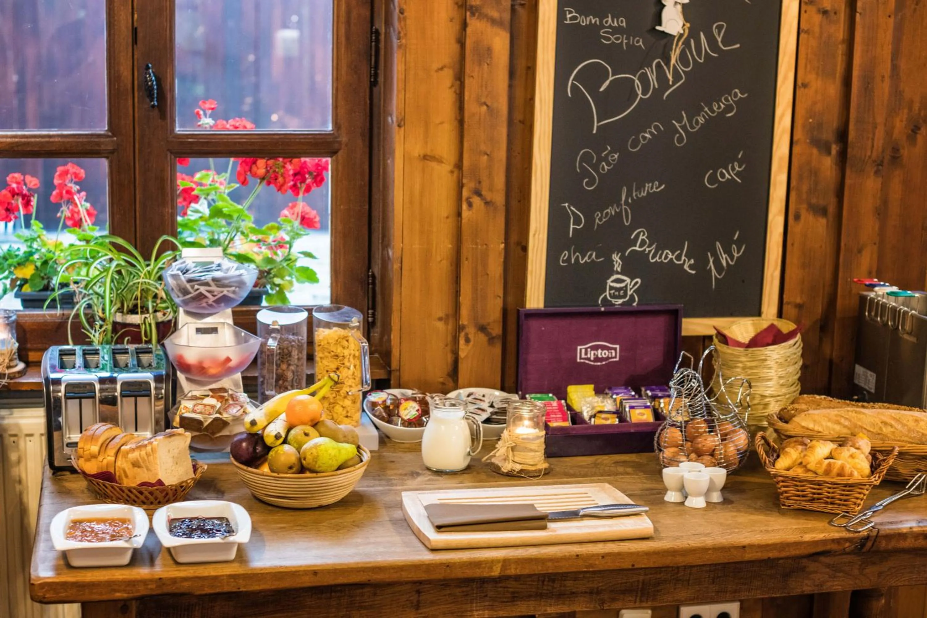 Buffet breakfast in Domaine du Moulin d'Asselborn