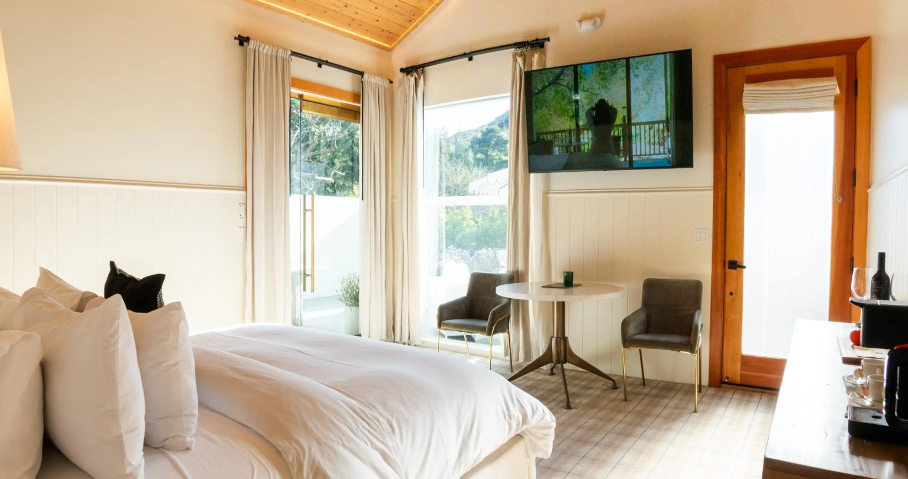 Living room, Bed in CALAMIGOS RANCH Resort & Spa