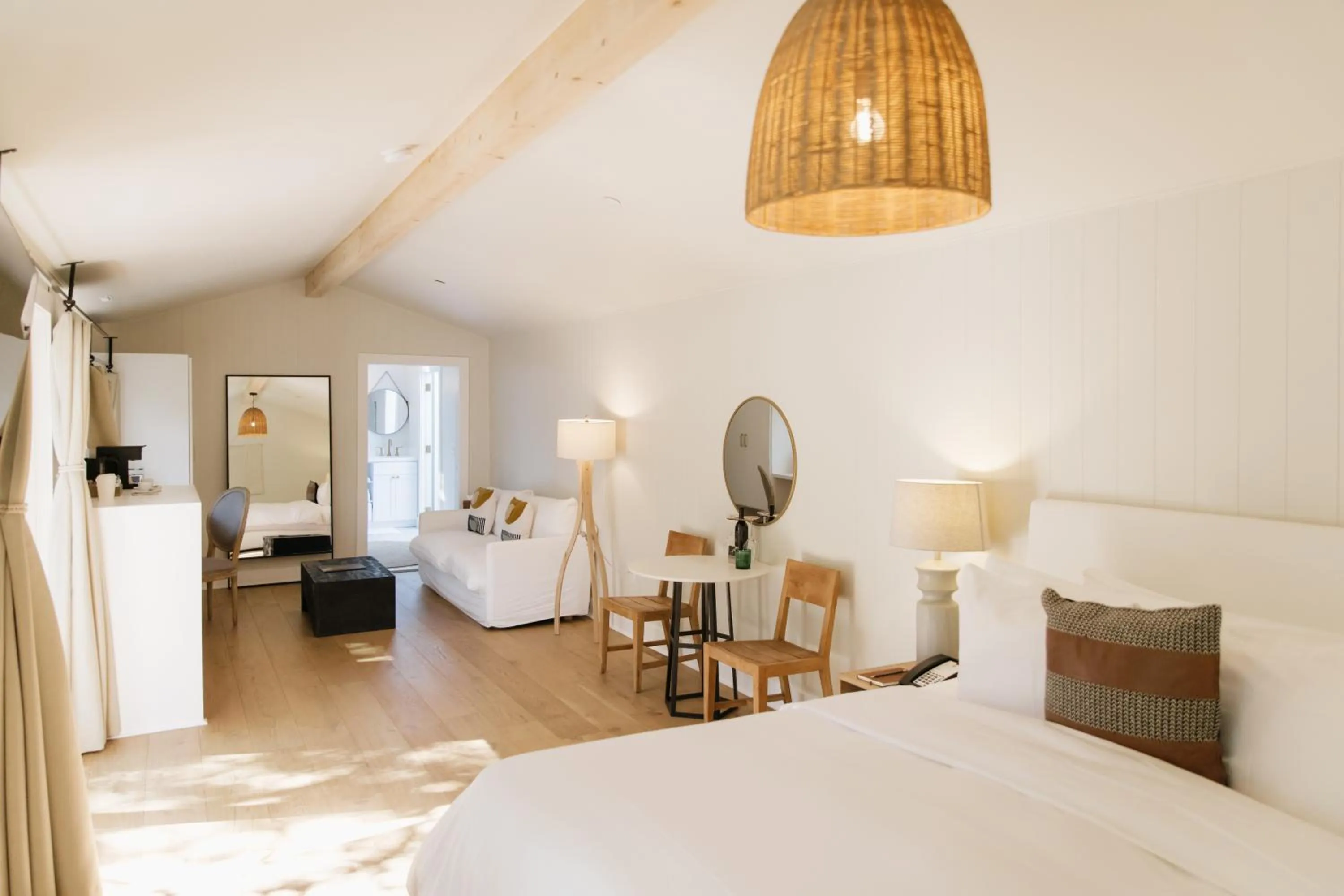 Living room, Bed in CALAMIGOS RANCH Resort & Spa