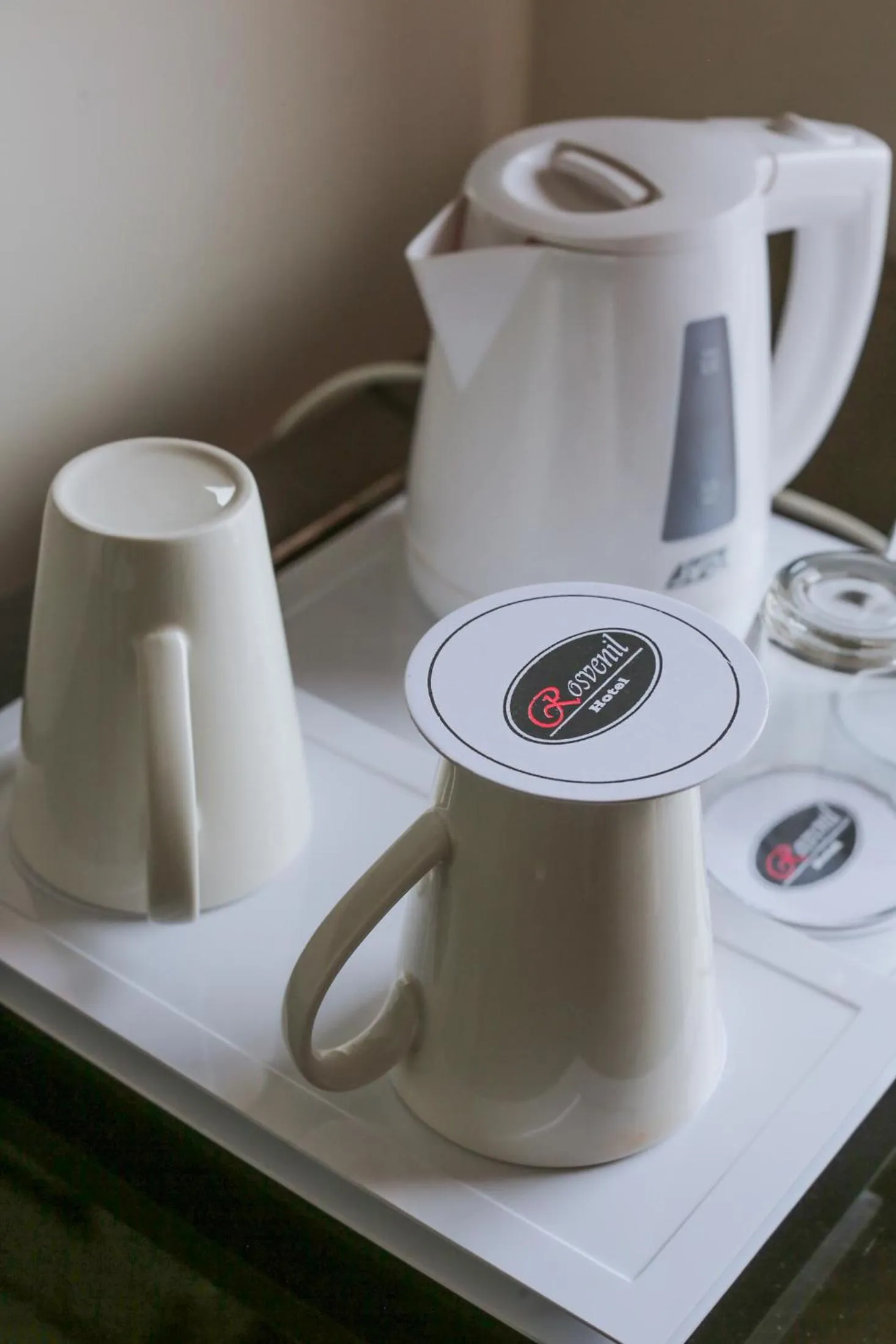 Coffee/tea facilities in Rosvenil Hotel