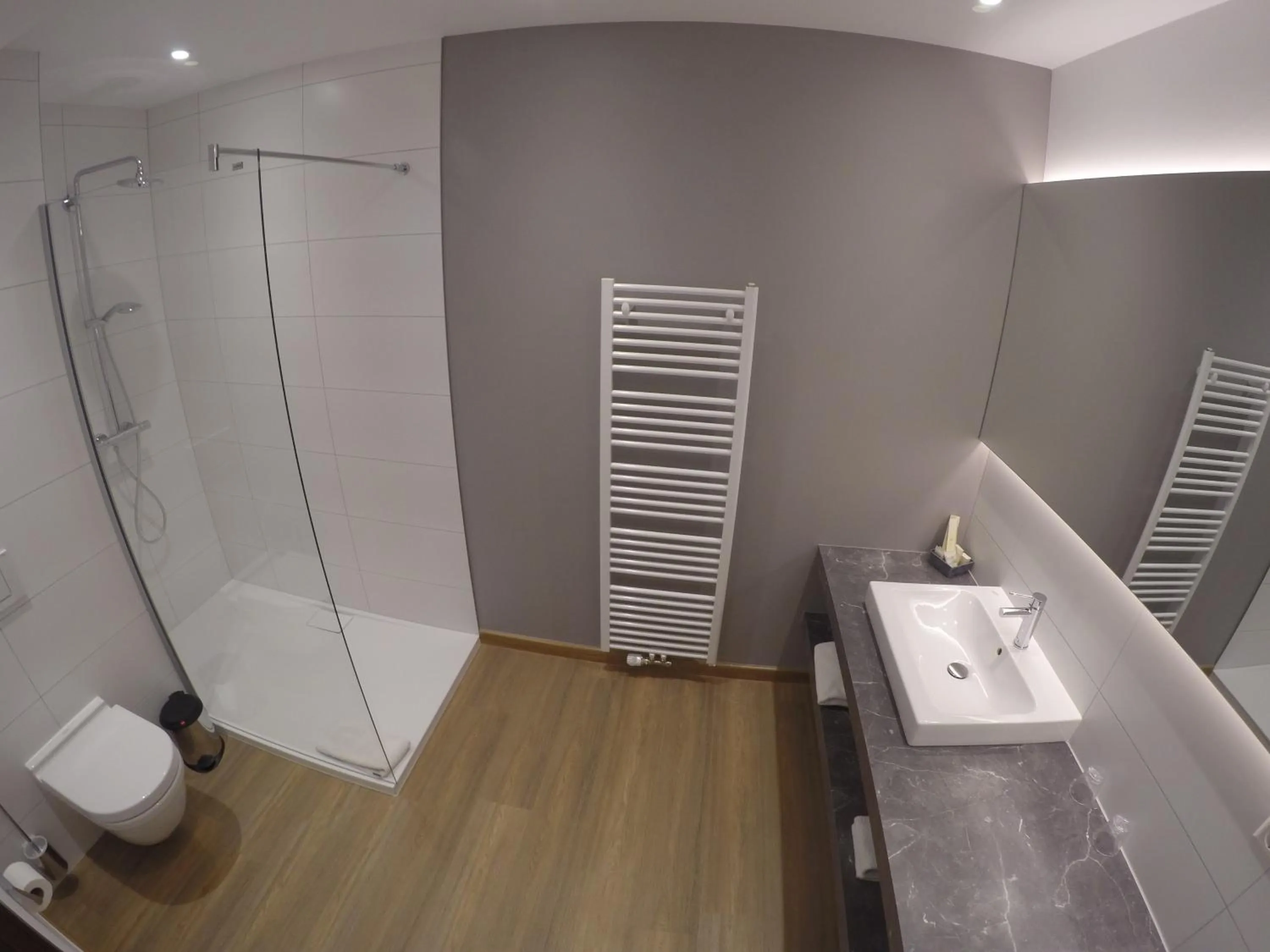 Shower in Logis Hôtel Acacia