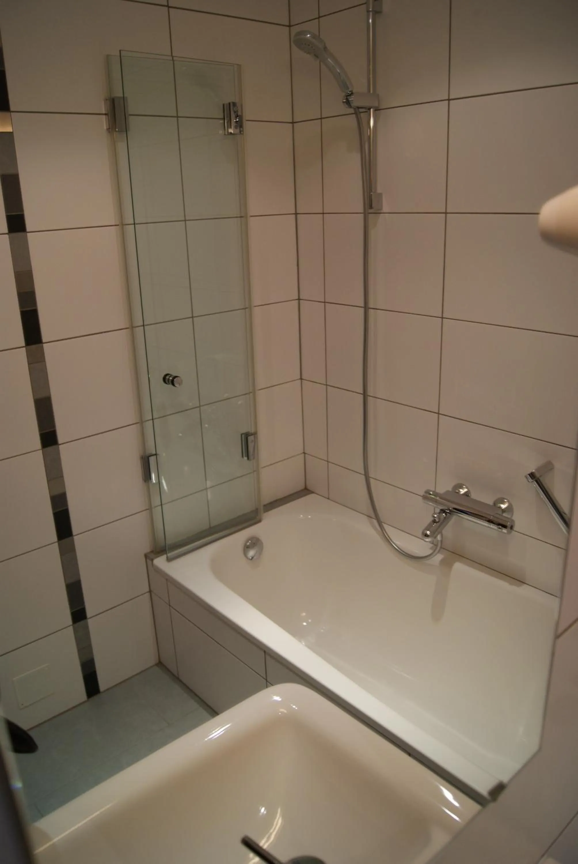 Shower in Logis Hôtel Acacia