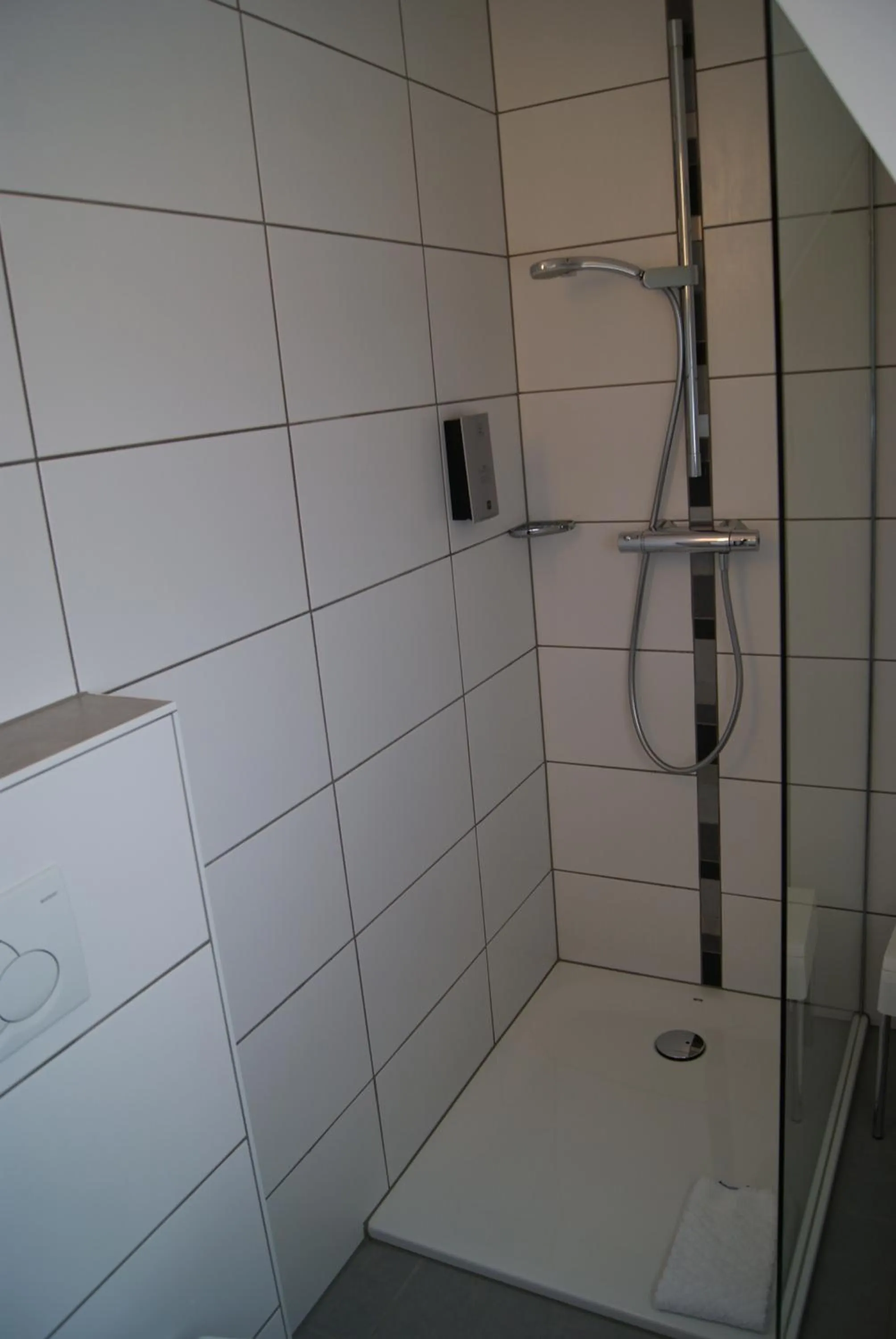 Shower in Logis Hôtel Acacia