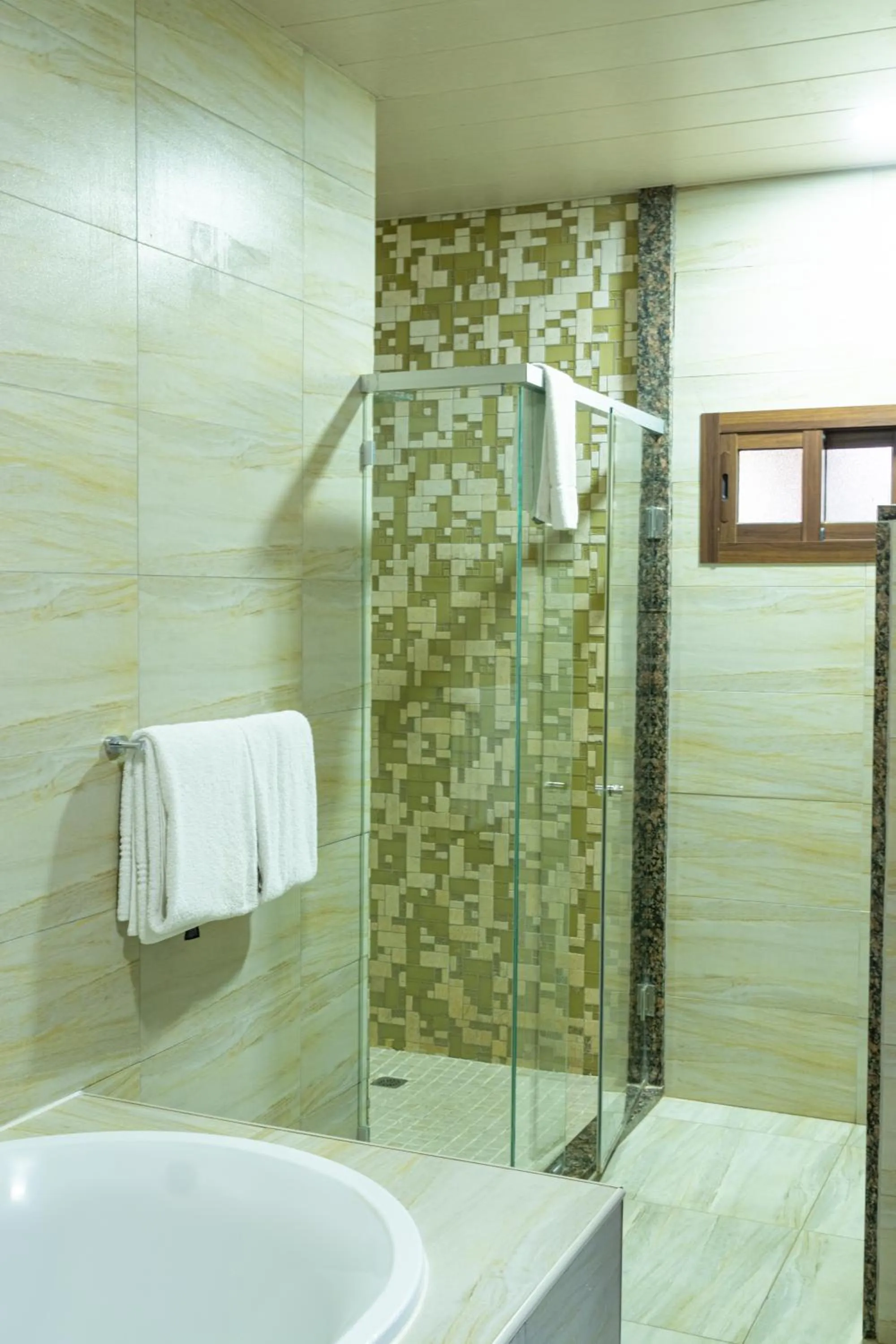 Shower in Twangale Resort & Spa
