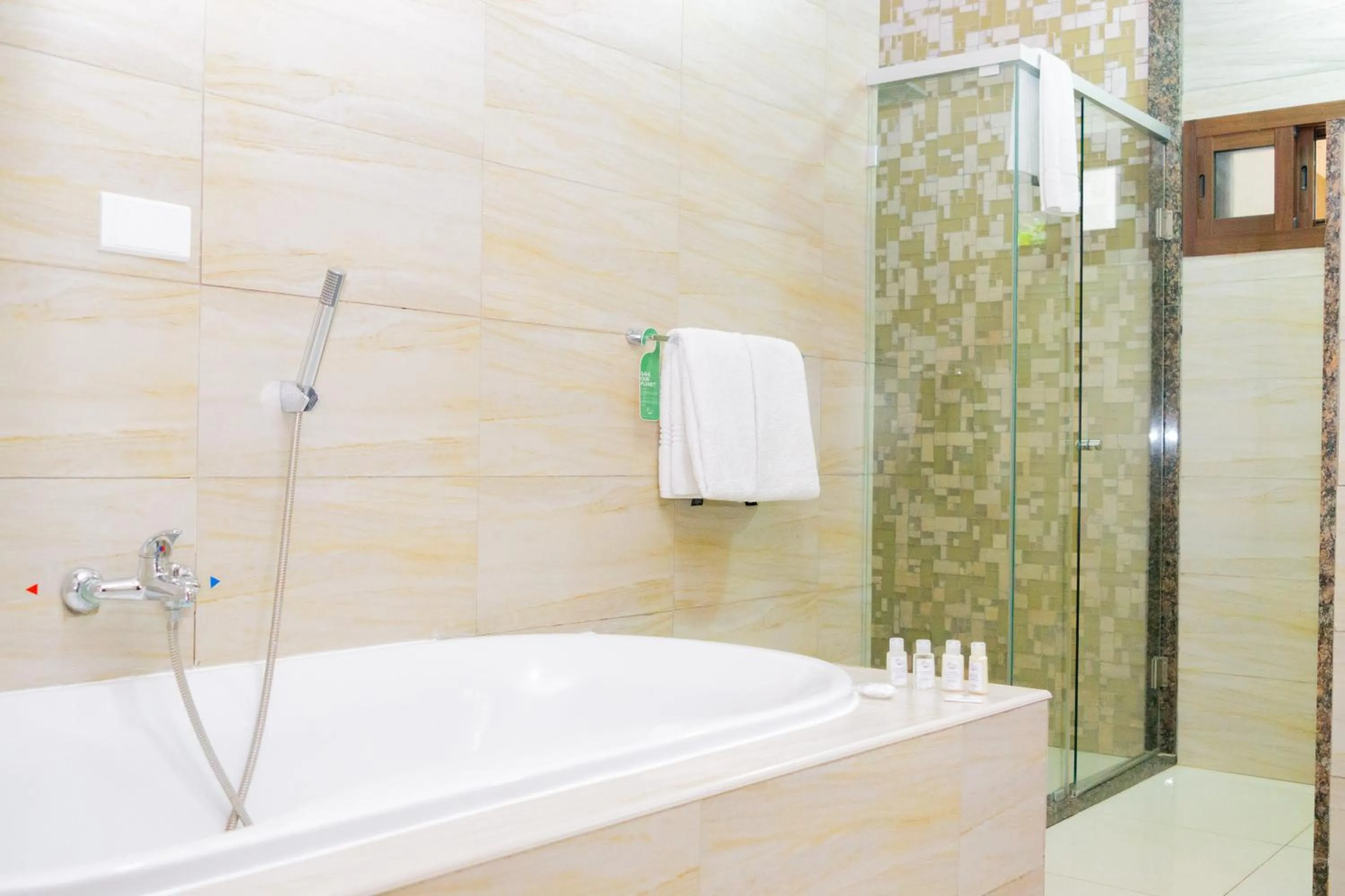 Shower in Twangale Resort & Spa