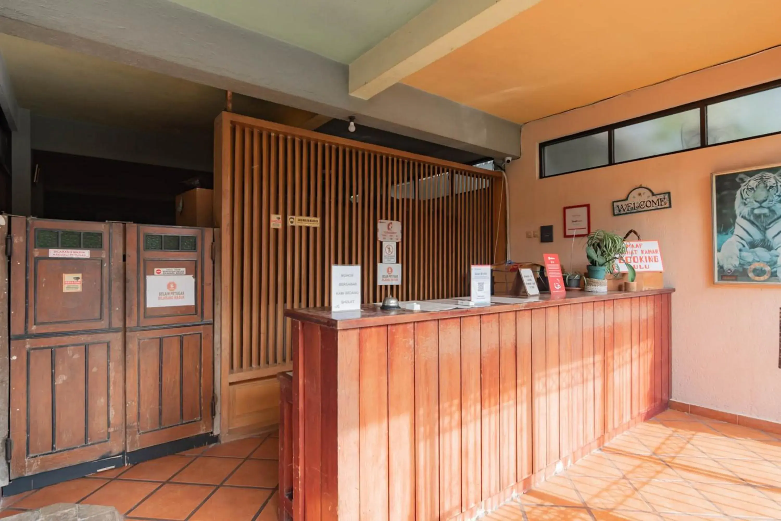 Lobby or reception in RedDoorz at Palagan Joglo Sersan Bajuri Lobby or reception in RedDoorz at Palagan Joglo Sersan Bajuri