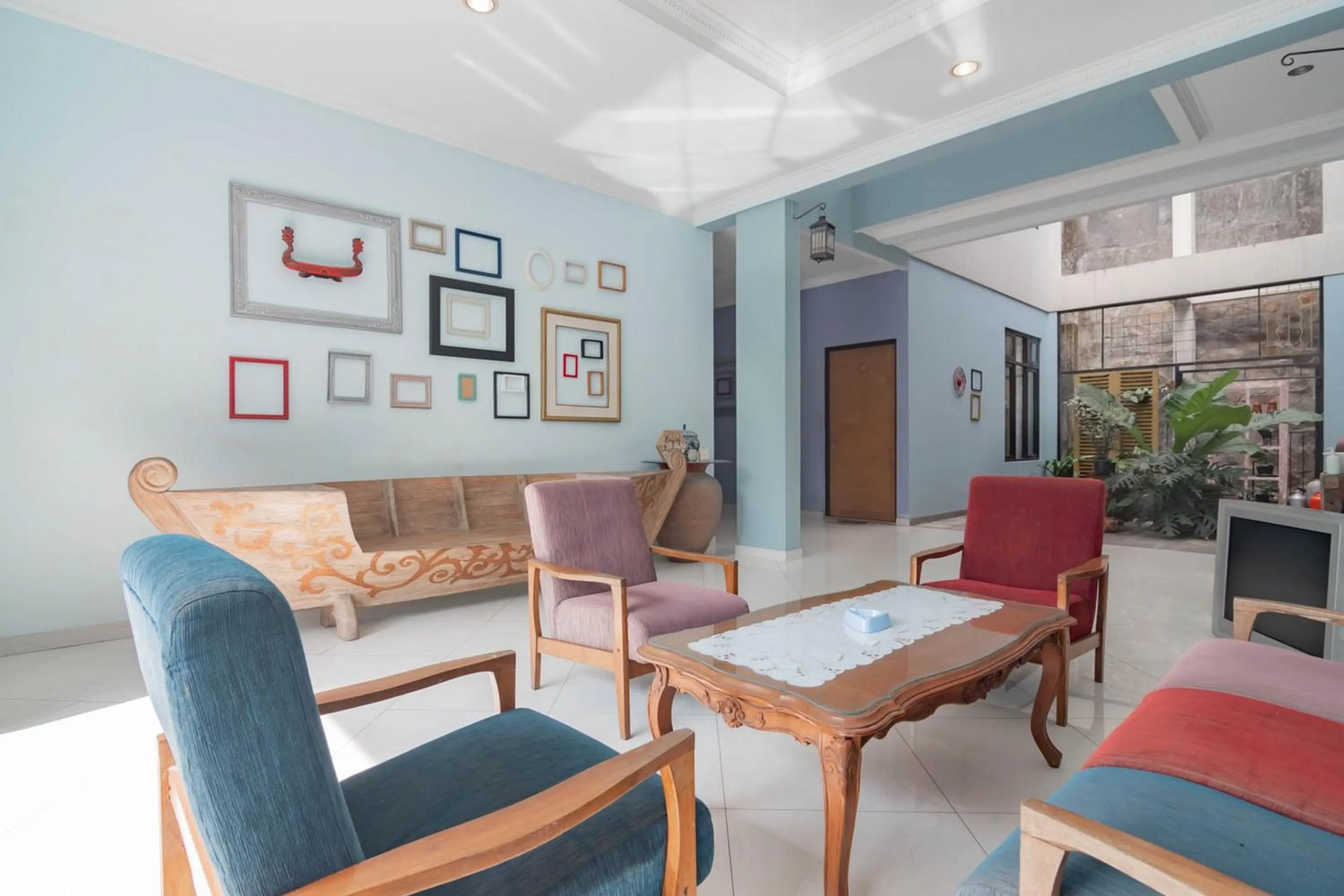 Seating area in RedDoorz at Palagan Joglo Sersan Bajuri