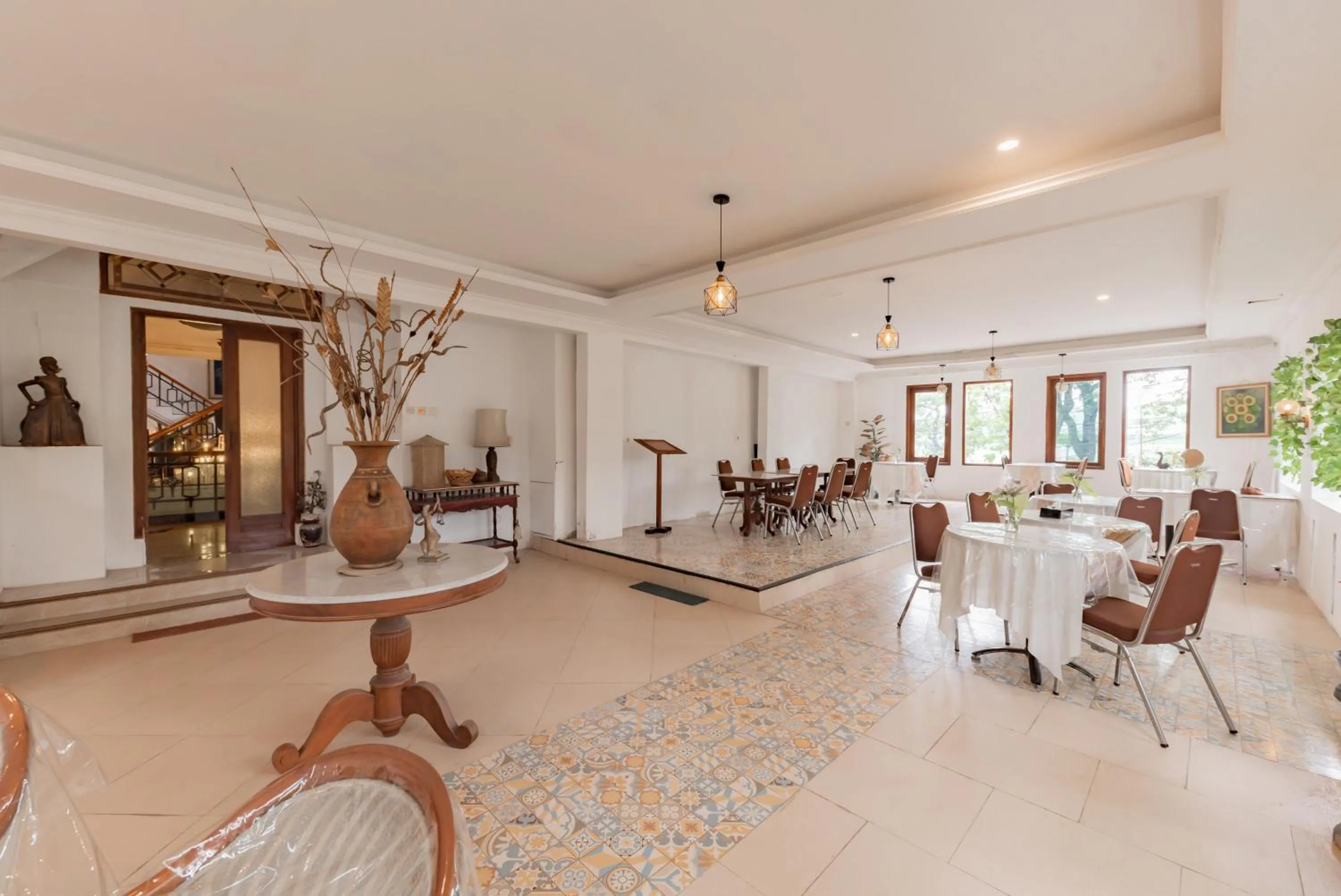 Seating area in Urbanview De Ethnic Hotel Bandung by RedDoorz