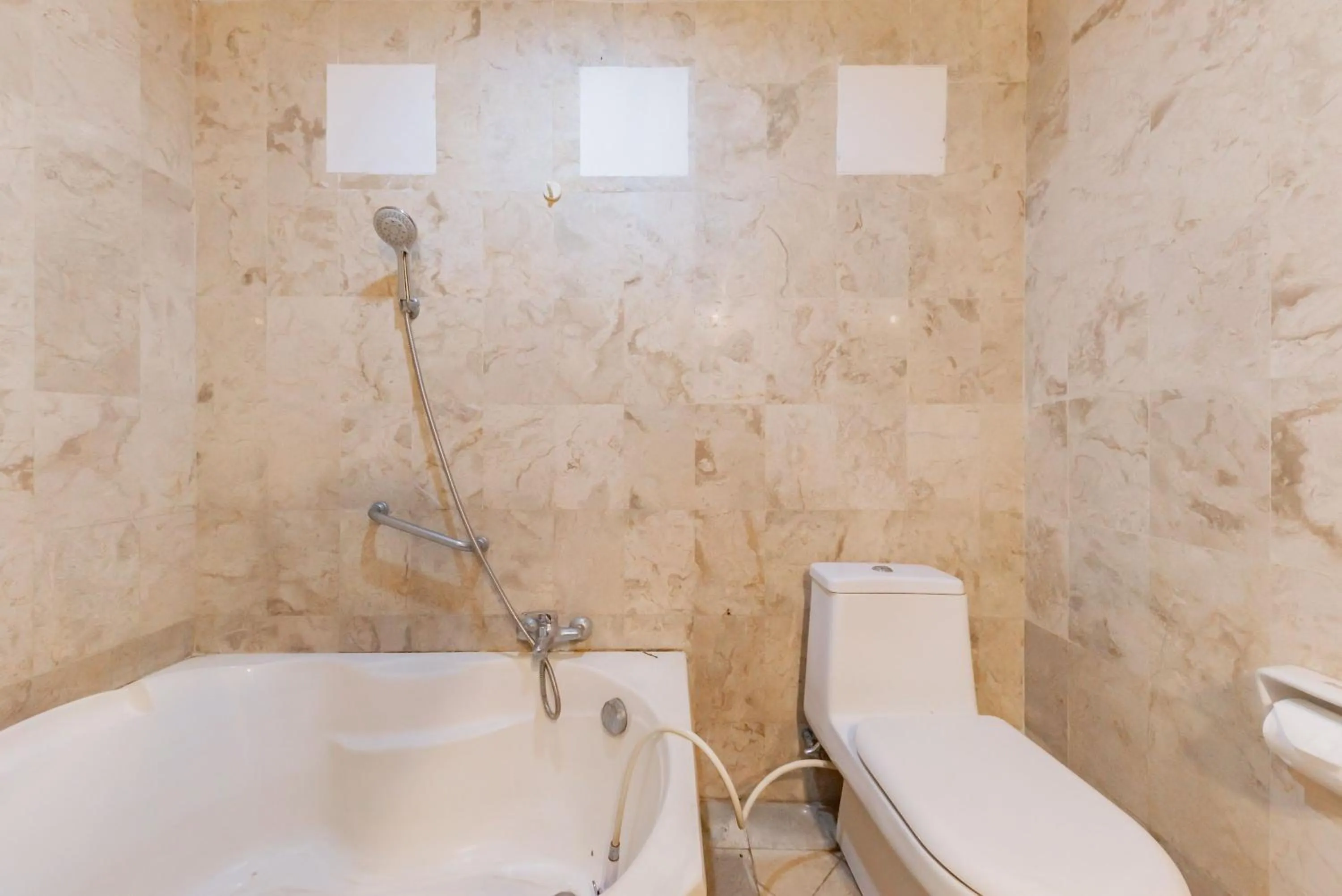 Bathroom in Urbanview De Ethnic Hotel Bandung by RedDoorz