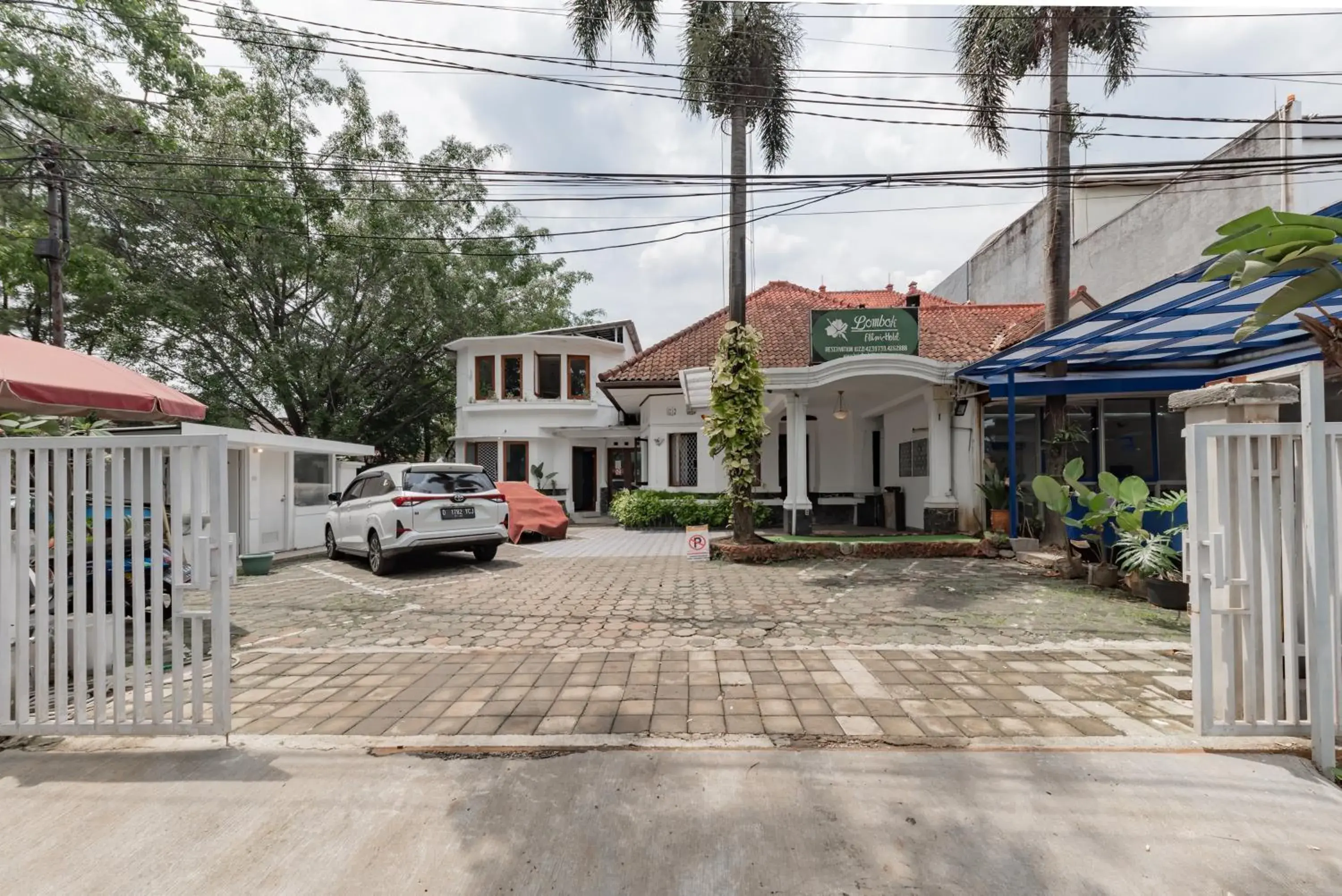 Facade/entrance in Urbanview De Ethnic Hotel Bandung by RedDoorz Facade/entrance in Urbanview De Ethnic Hotel Bandung by RedDoorz