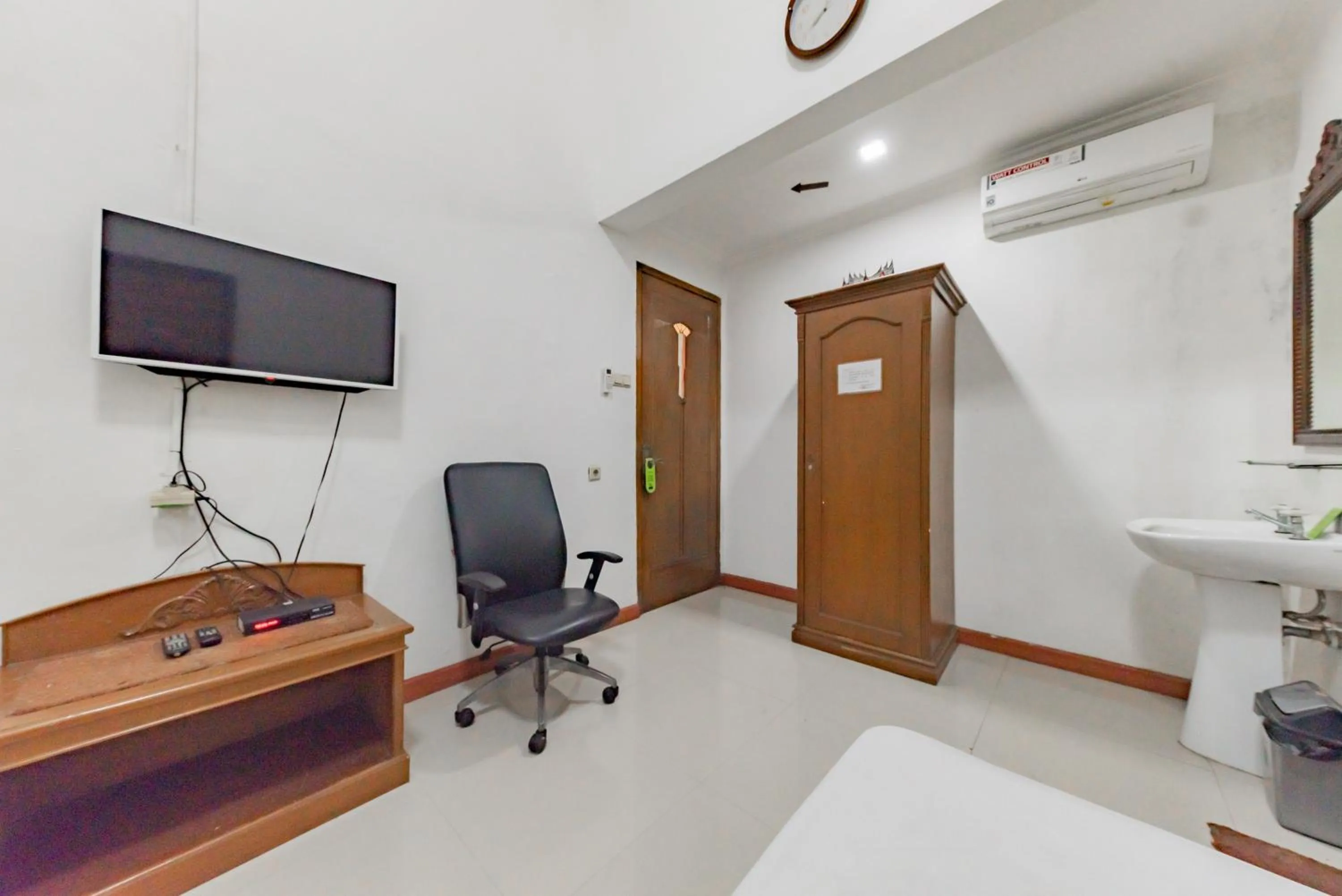 TV and multimedia in Urbanview De Ethnic Hotel Bandung by RedDoorz