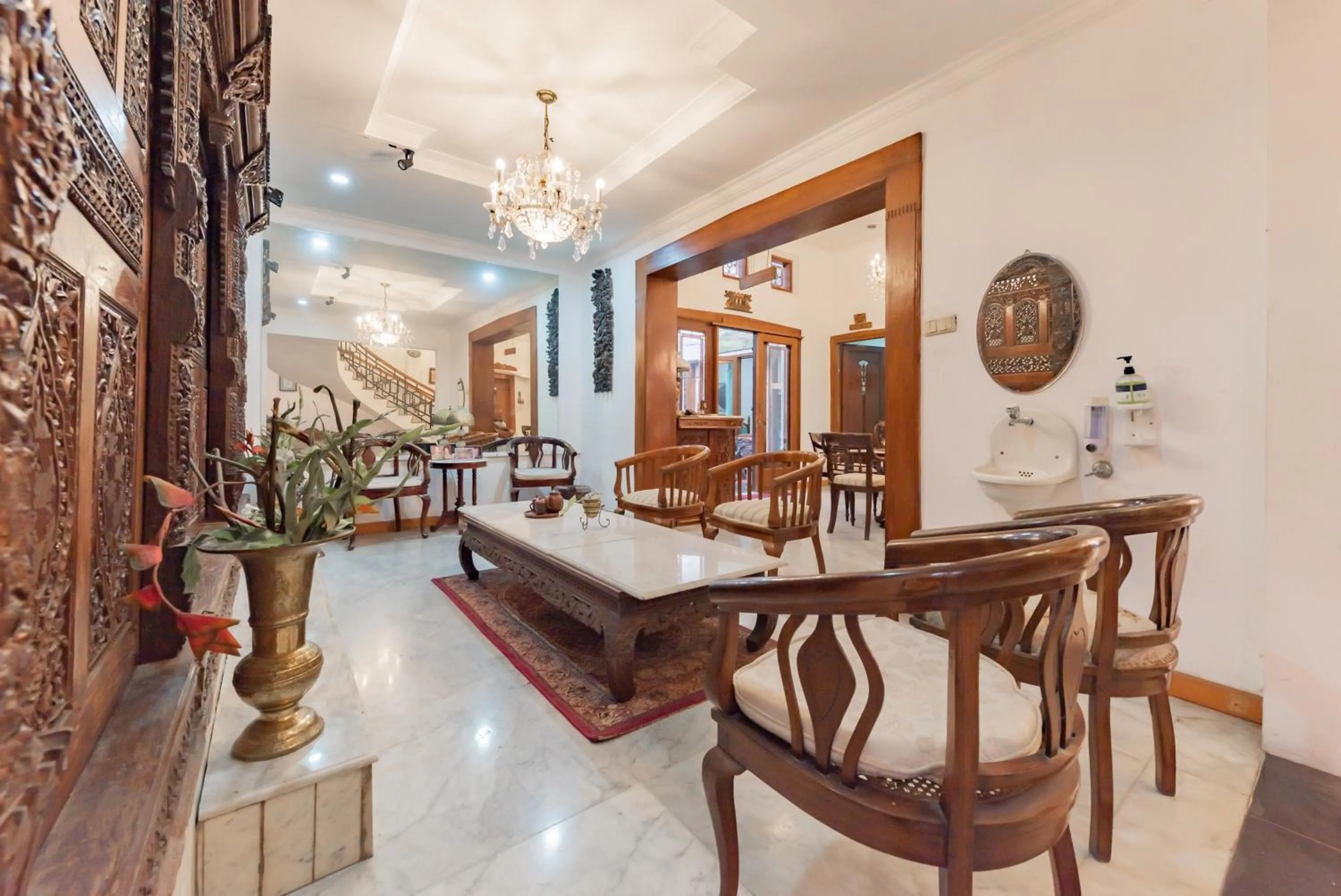 Seating area in Urbanview De Ethnic Hotel Bandung by RedDoorz