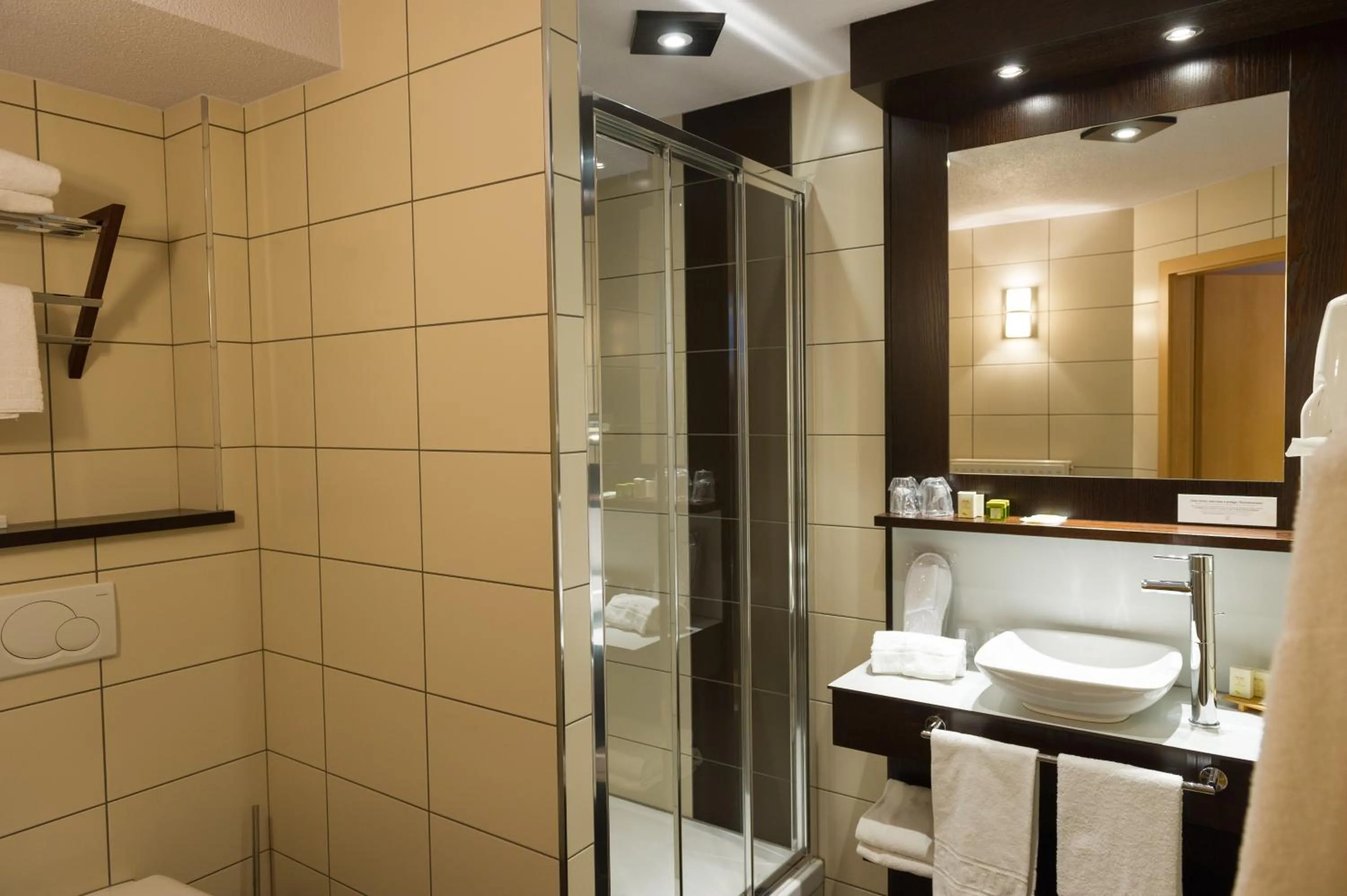 Shower in Cottage Logis Hôtel - Restaurant