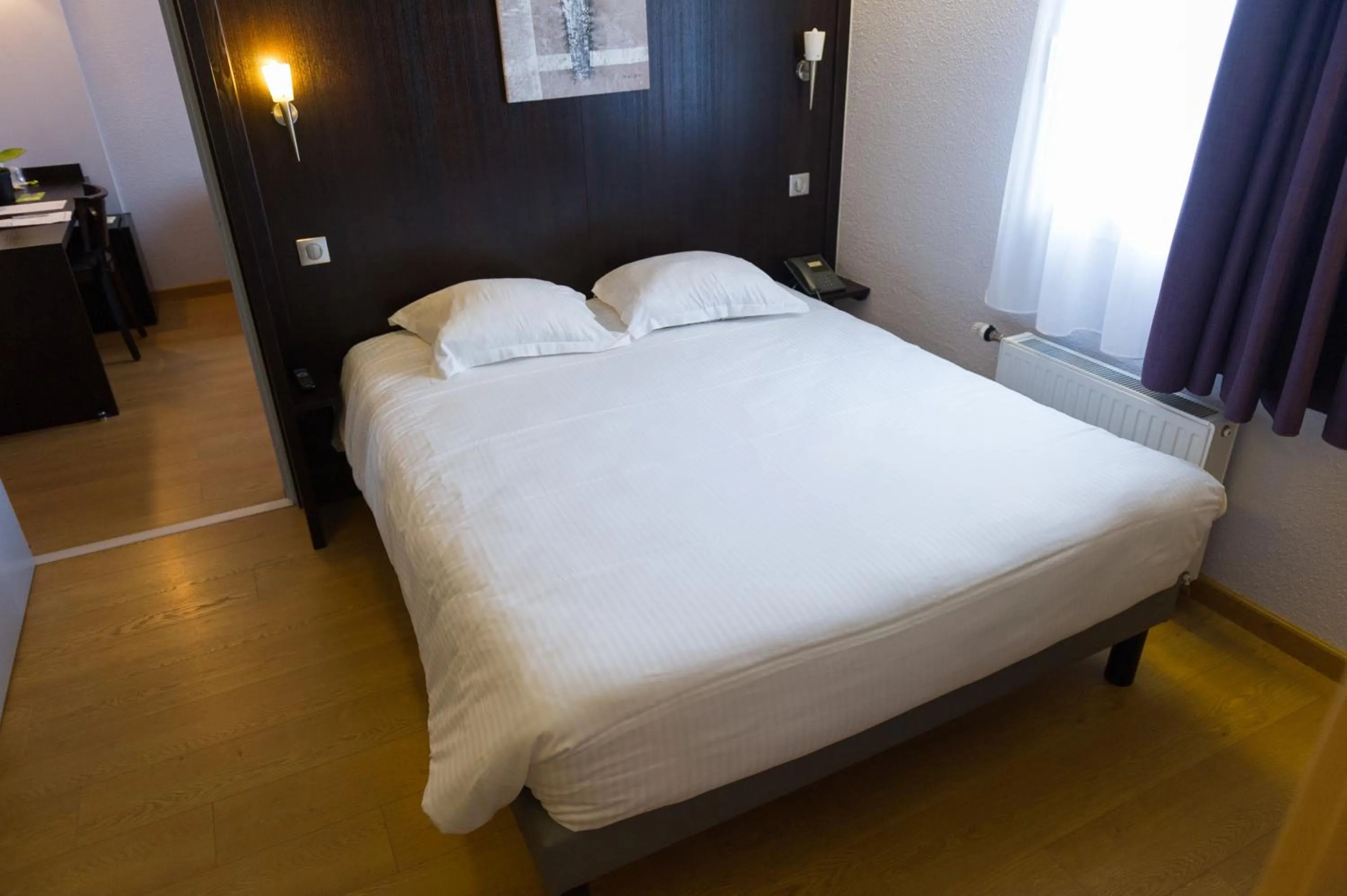 Decorative detail, Bed in Cottage Logis Hôtel - Restaurant