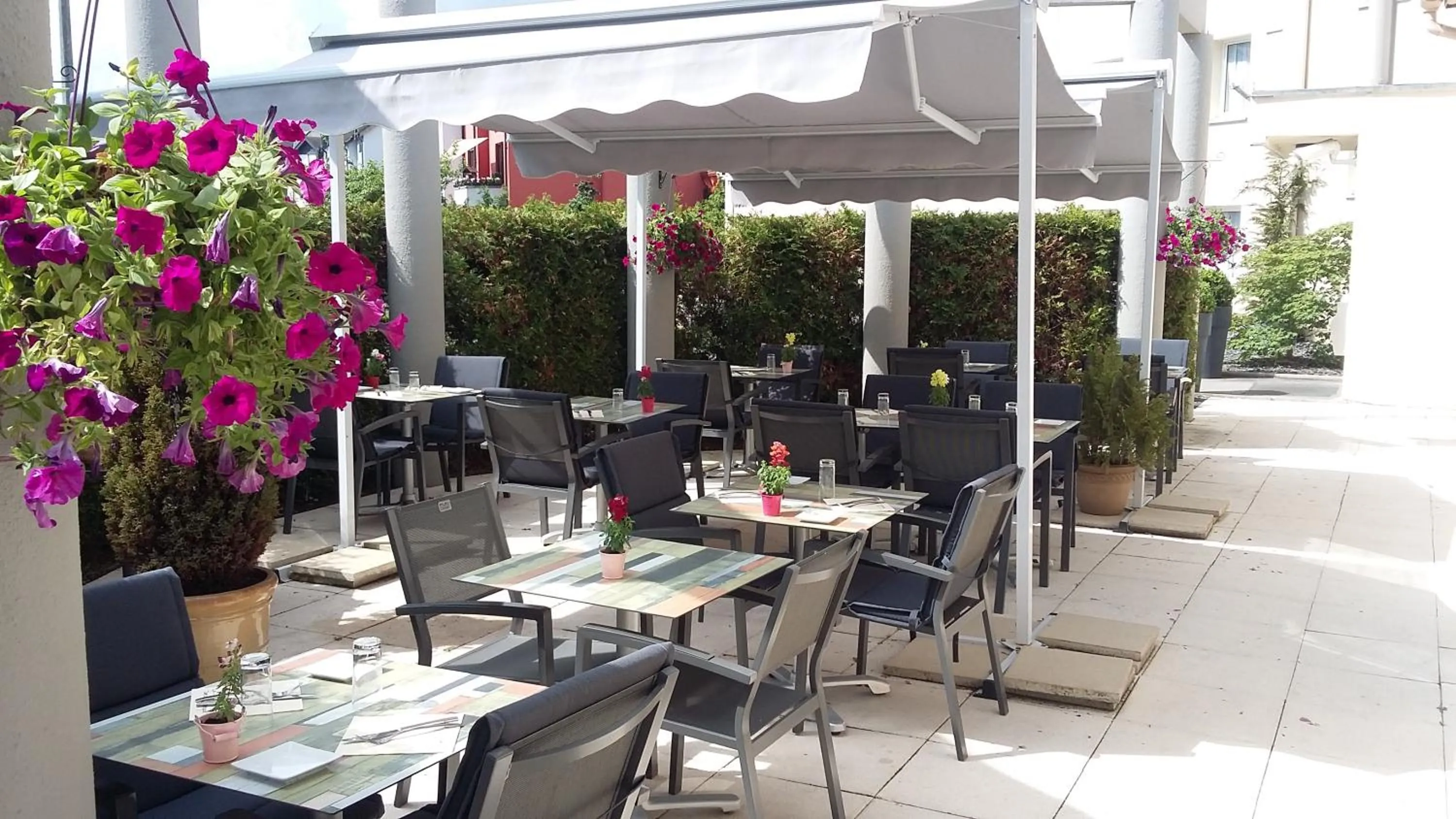 Patio in Cottage Logis Hôtel - Restaurant