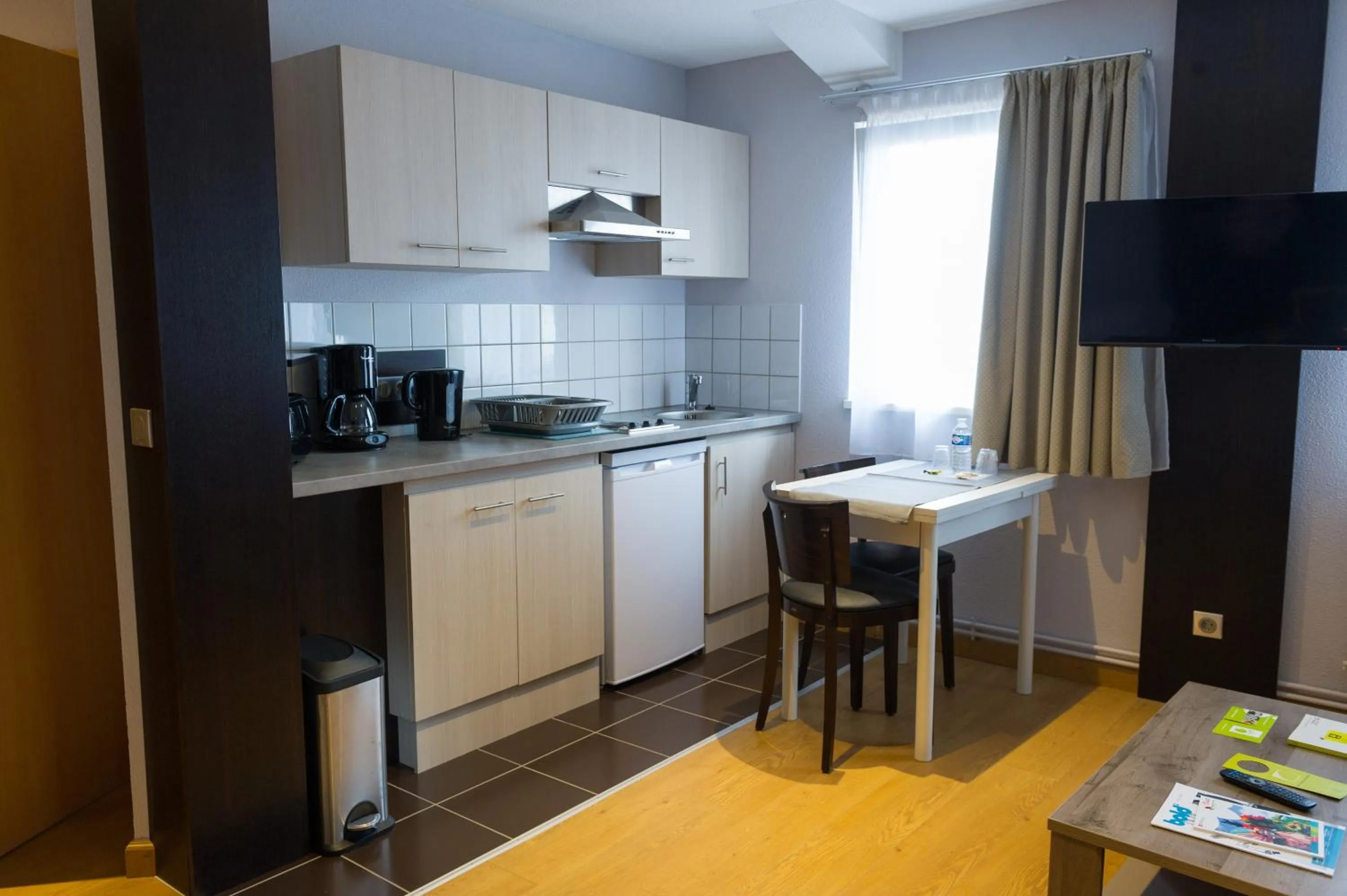 Kitchen or kitchenette in Cottage Logis Hôtel - Restaurant