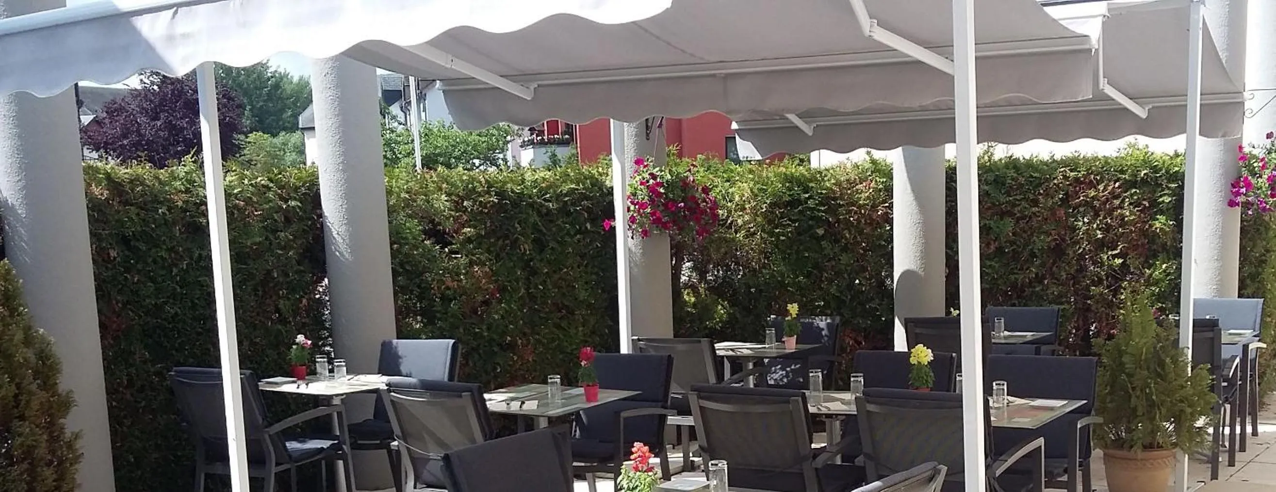 Patio in Cottage Logis Hôtel - Restaurant