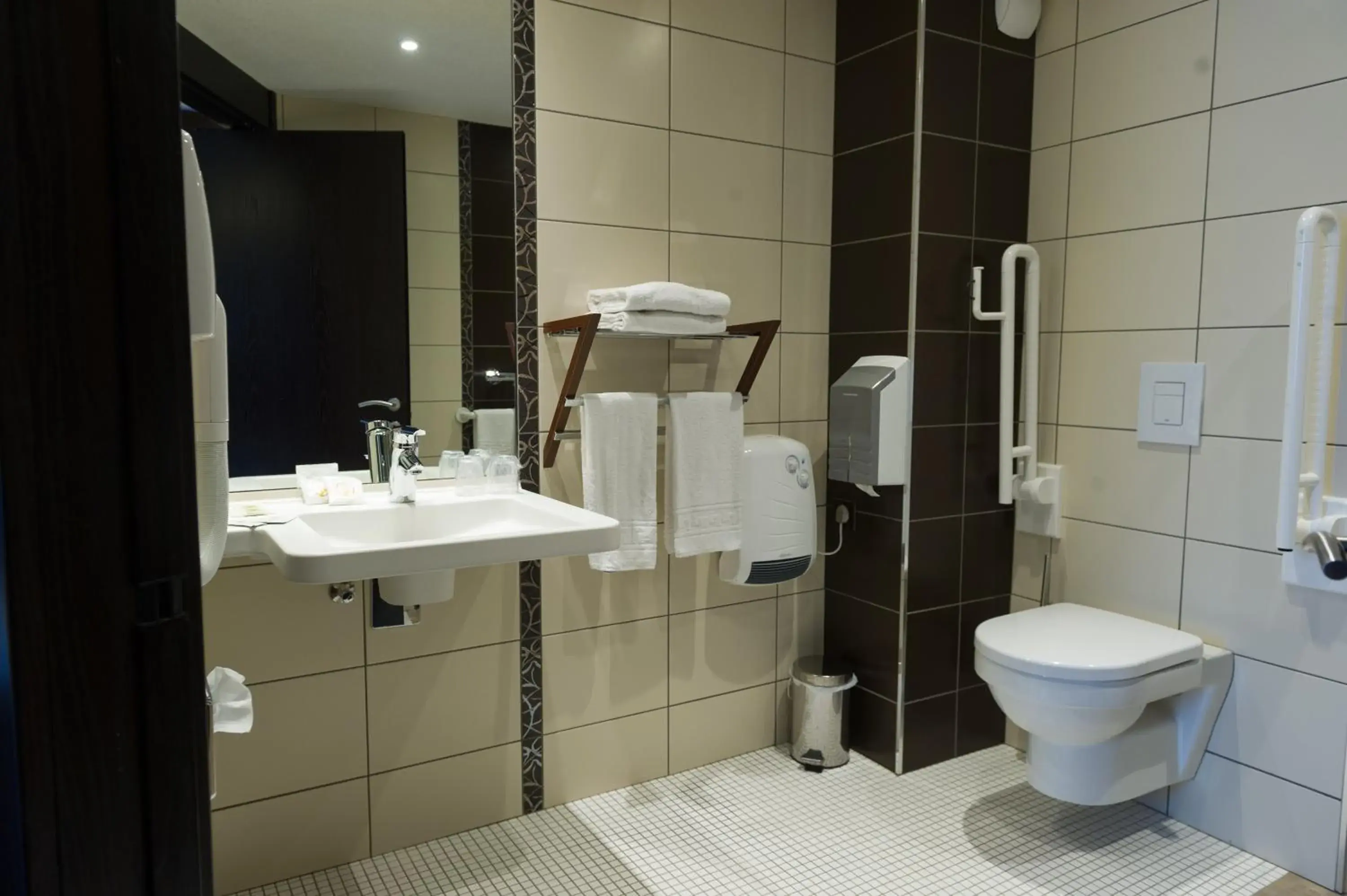 Toilet, Bathroom in Cottage Logis Hôtel - Restaurant