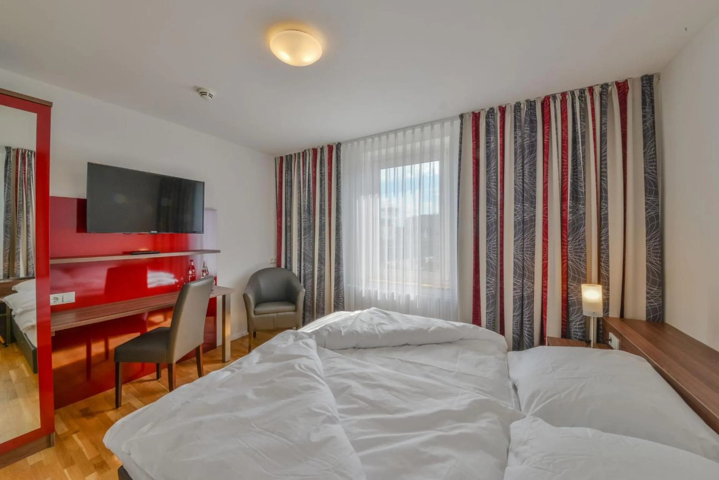 Bedroom, Bed in City Hotel Wetzlar