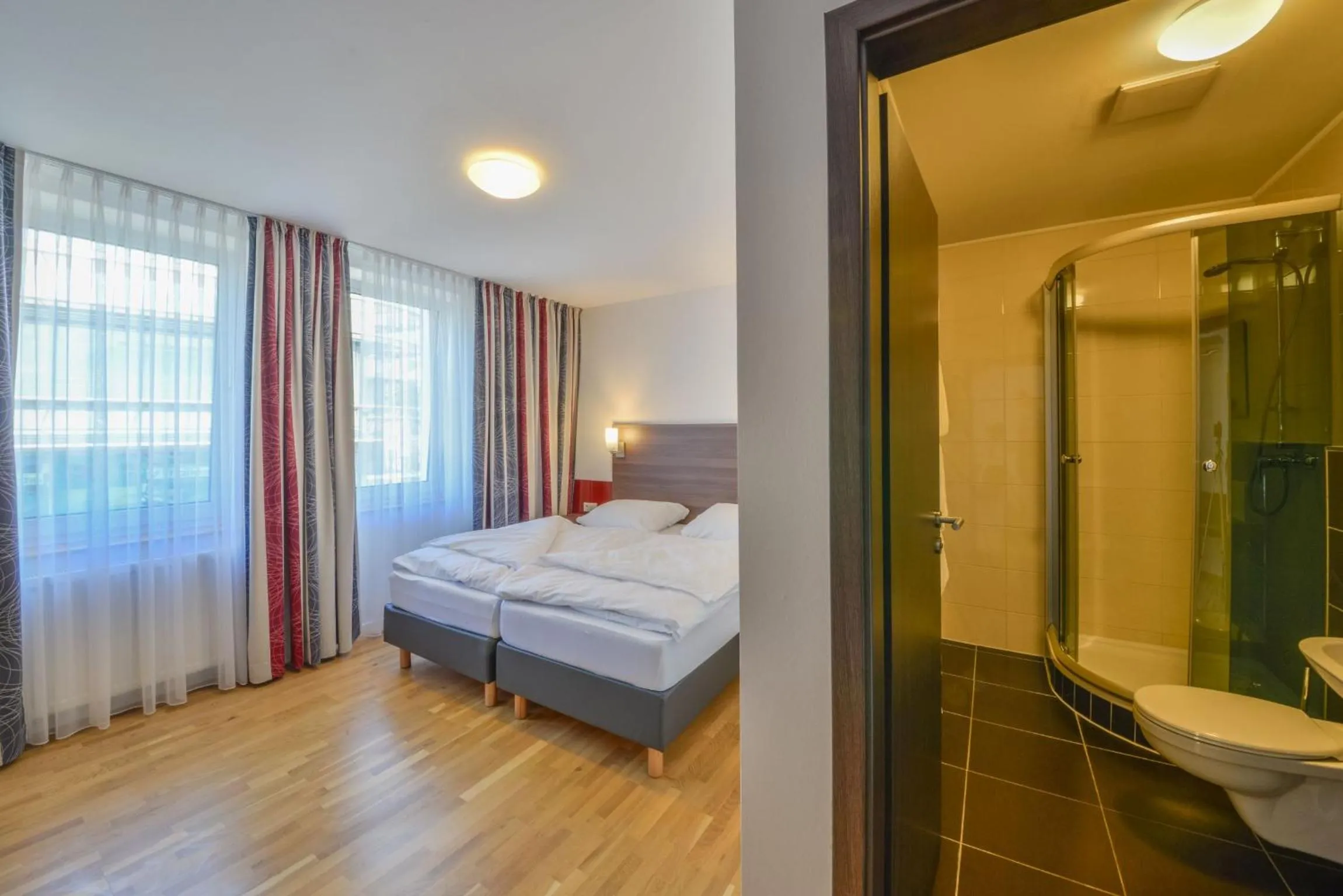 Bedroom, Bed in City Hotel Wetzlar