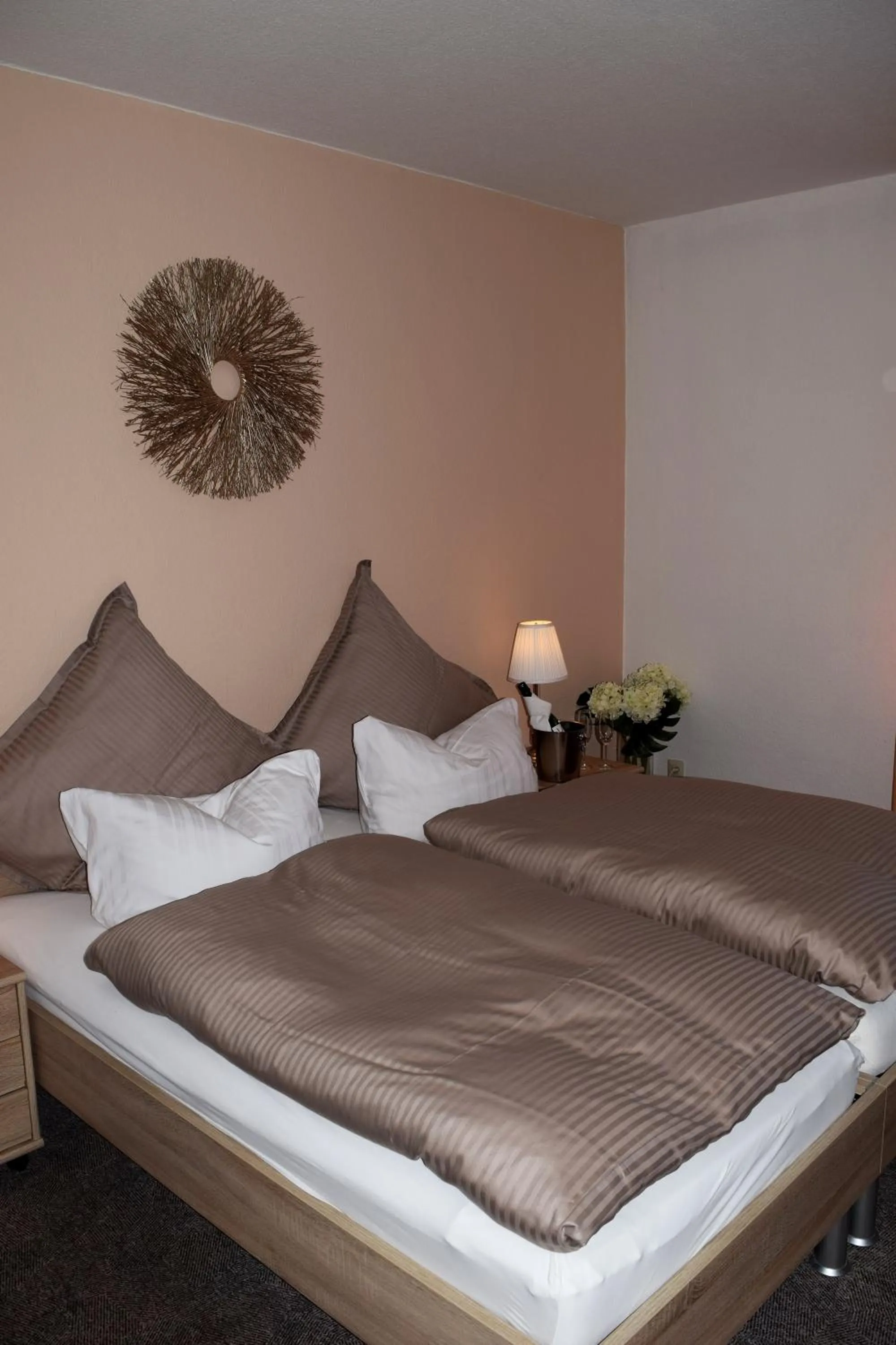 Shower, Bed in Hotel- Restaurant Kerzan´s