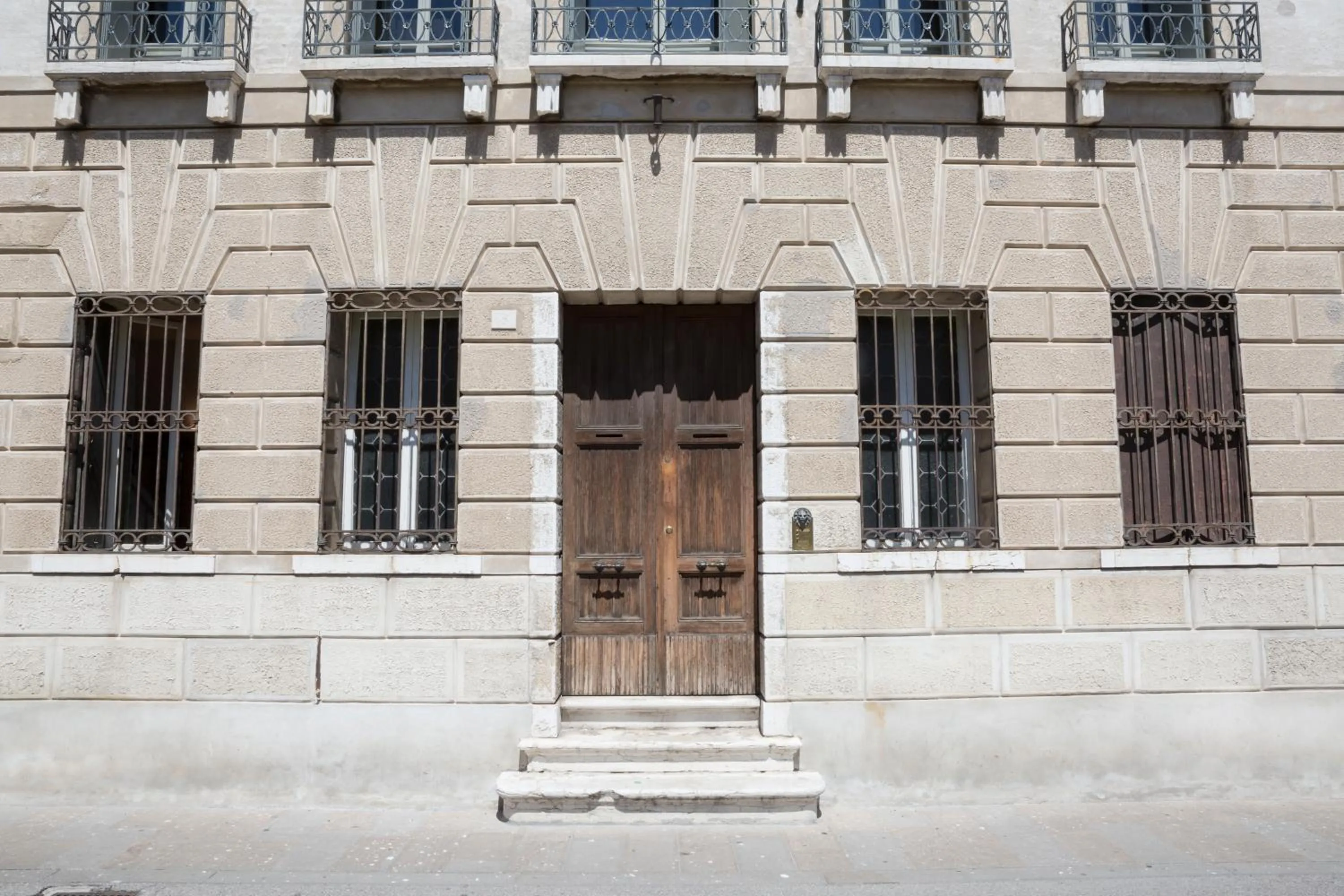 Facade/entrance in Leconvertite