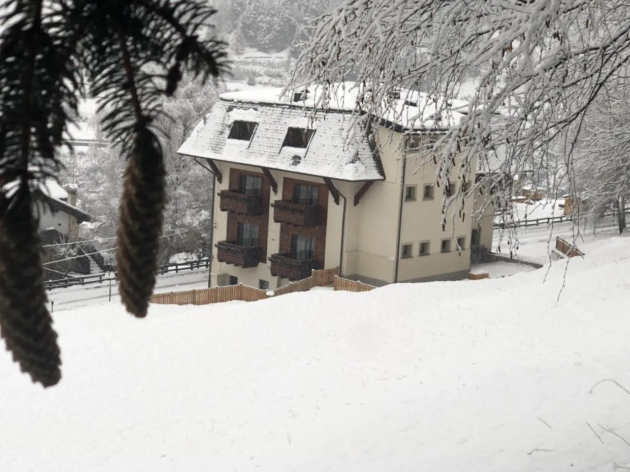 Facade/entrance in La Villa Feleit