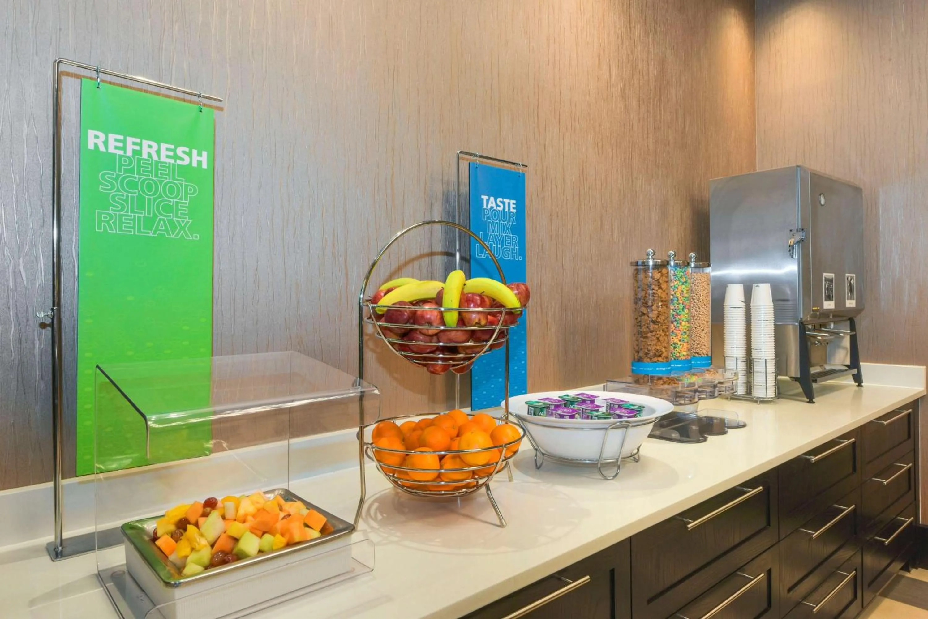 Dining area in Hampton Inn Lumberton, NC