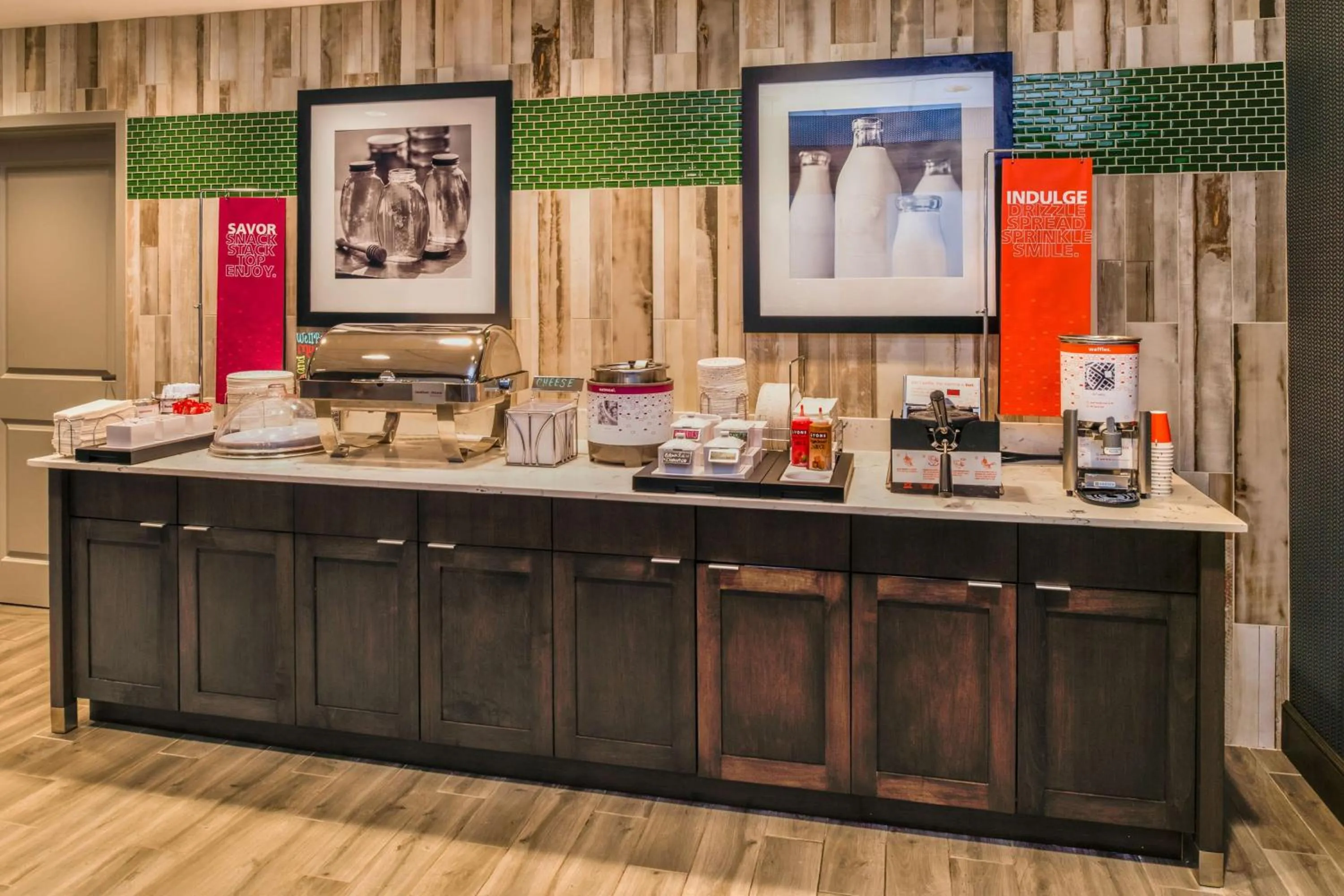 Dining area in Hampton Inn - Paragould