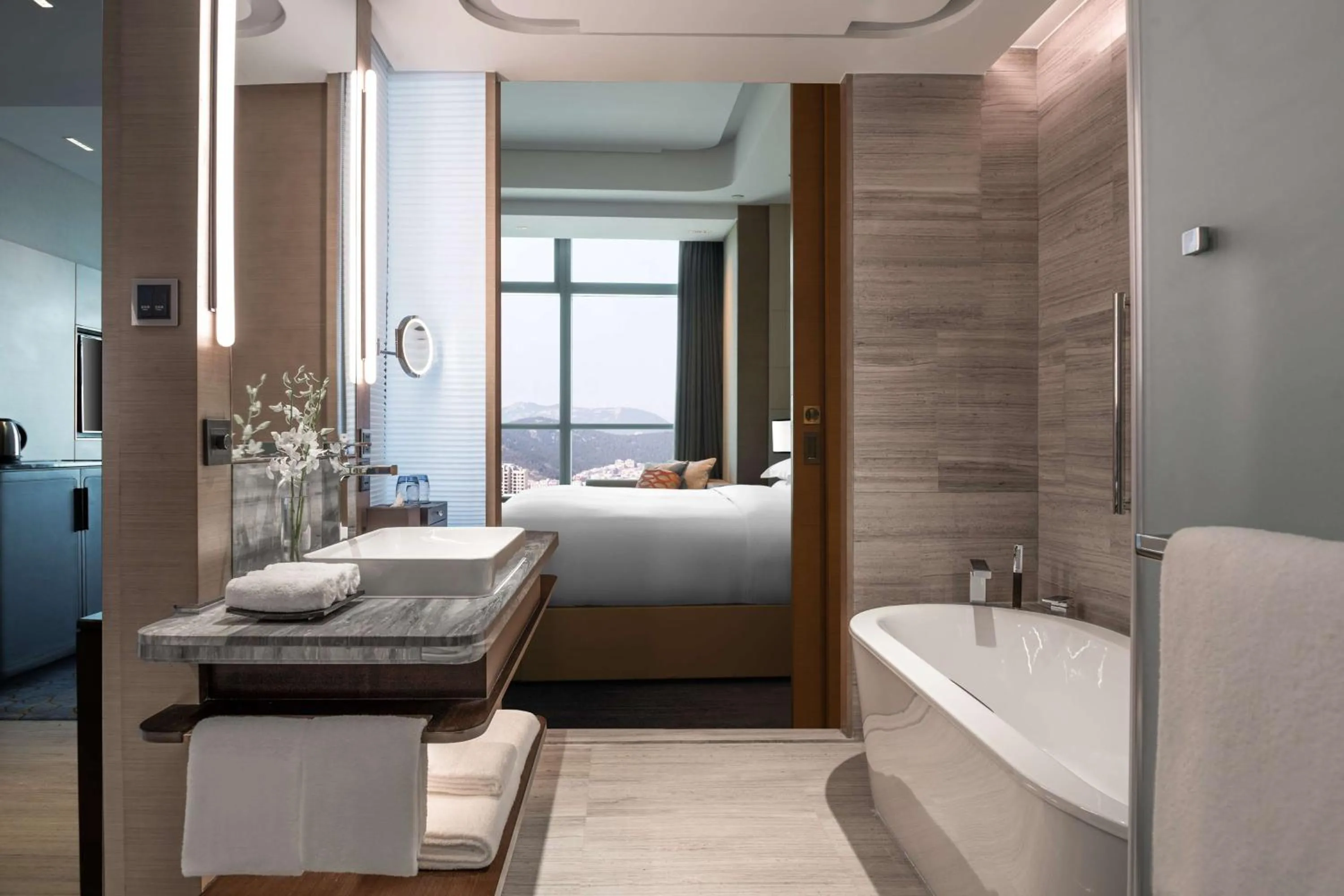 Bathroom, Bed in Hilton Jinan South Hotel & Residences