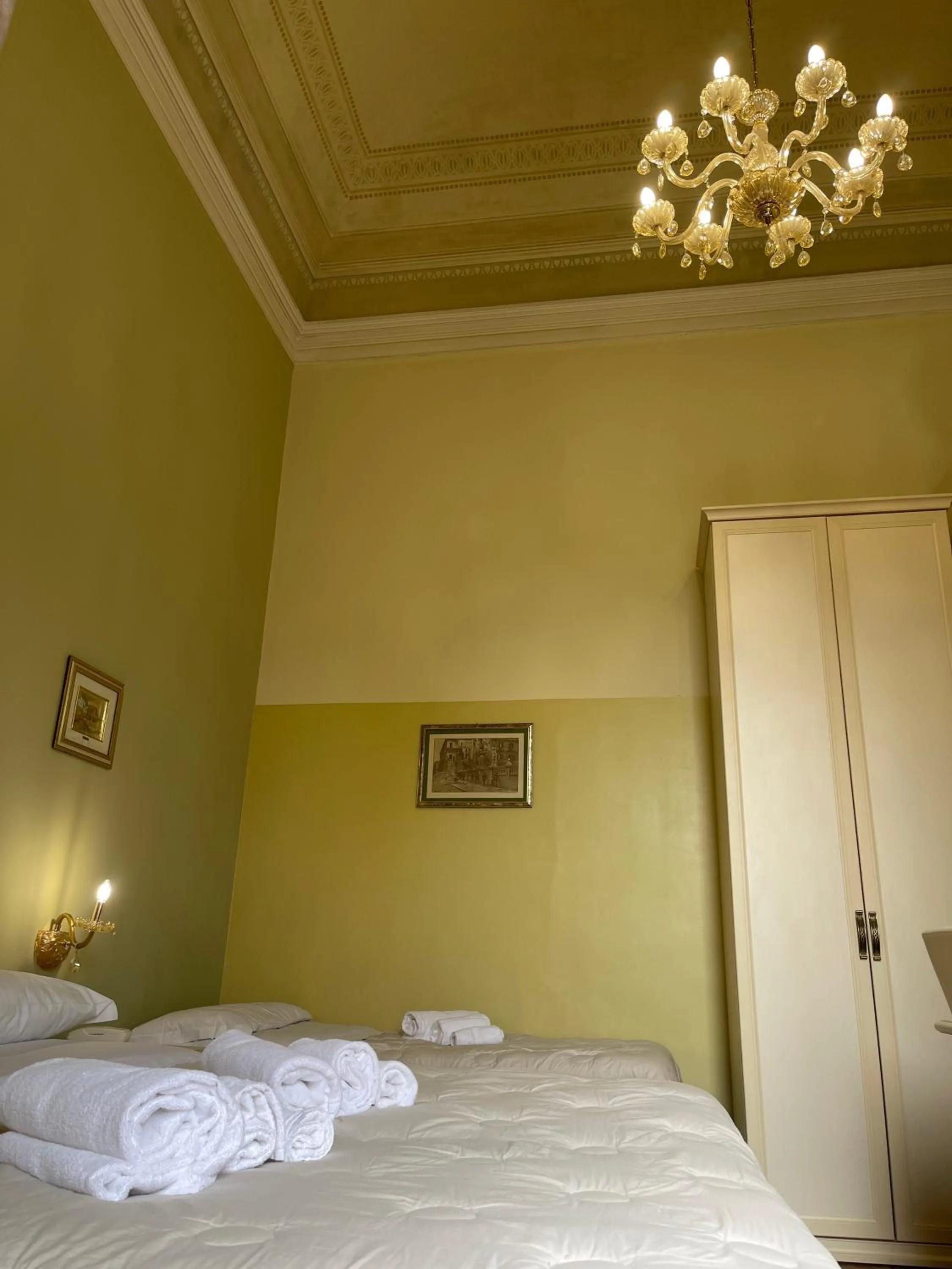 Photo of the whole room, Bed in Umberto House Catania