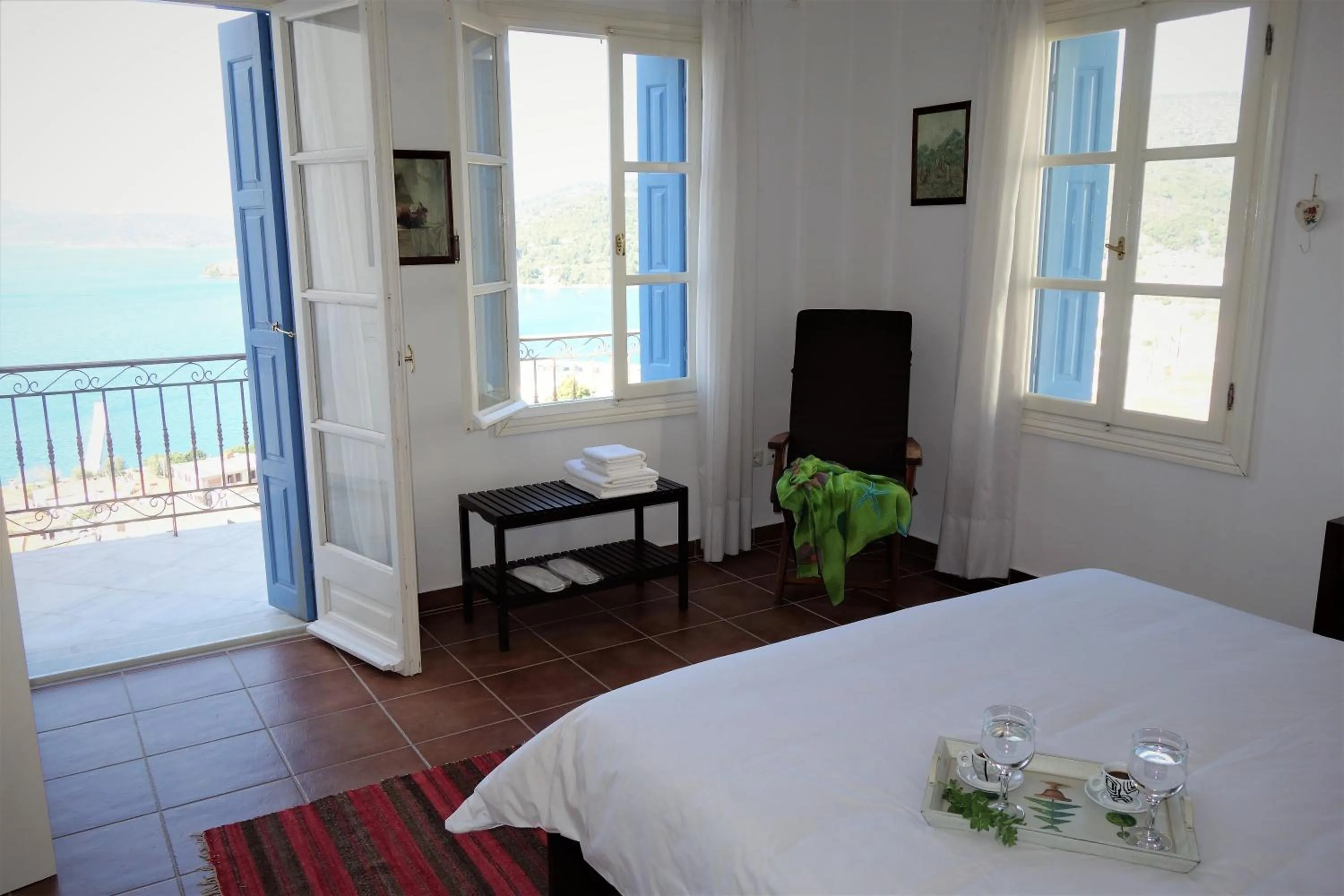 Photo of the whole room, Bed in Panoramic View