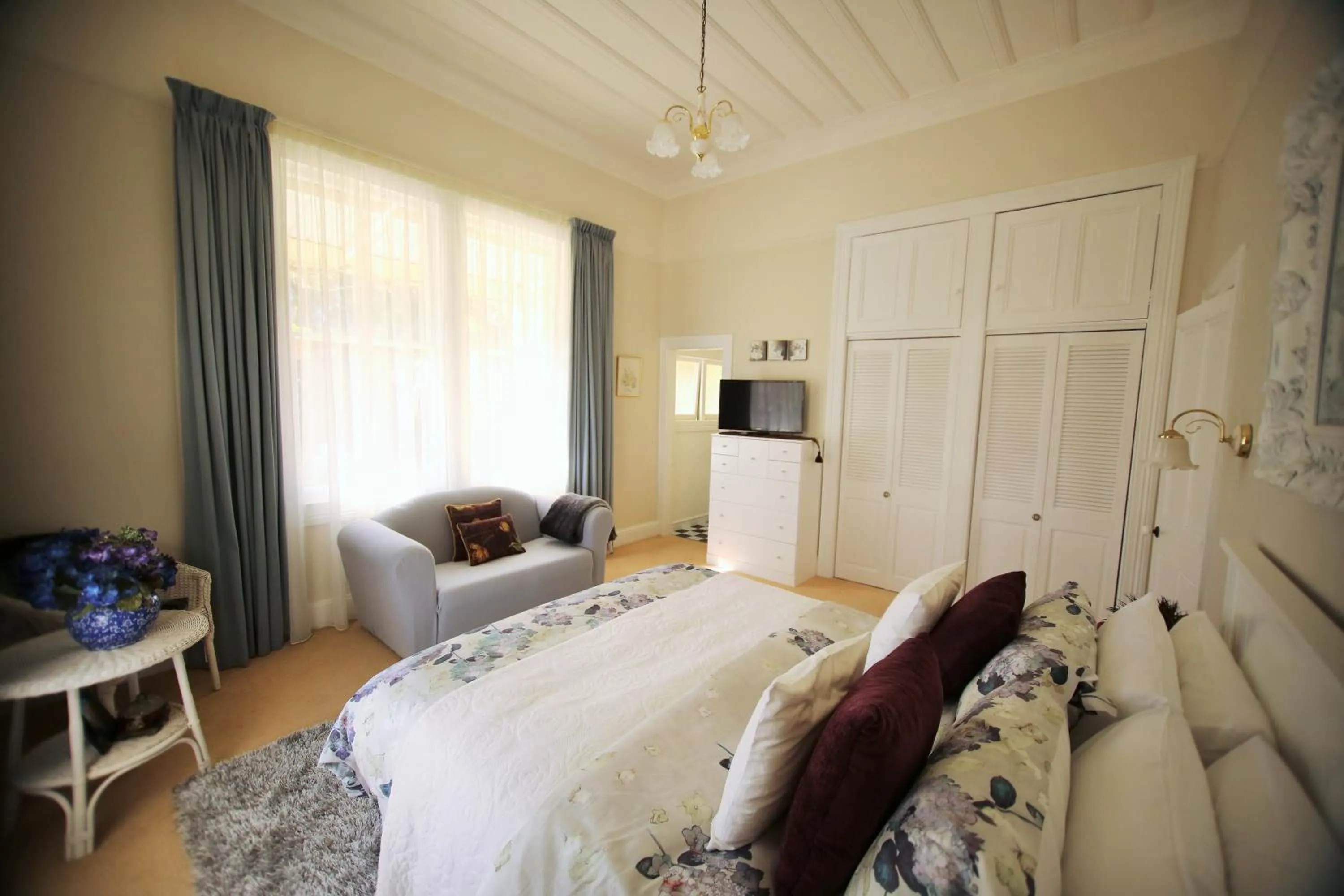 Photo of the whole room, Bed in Regan House