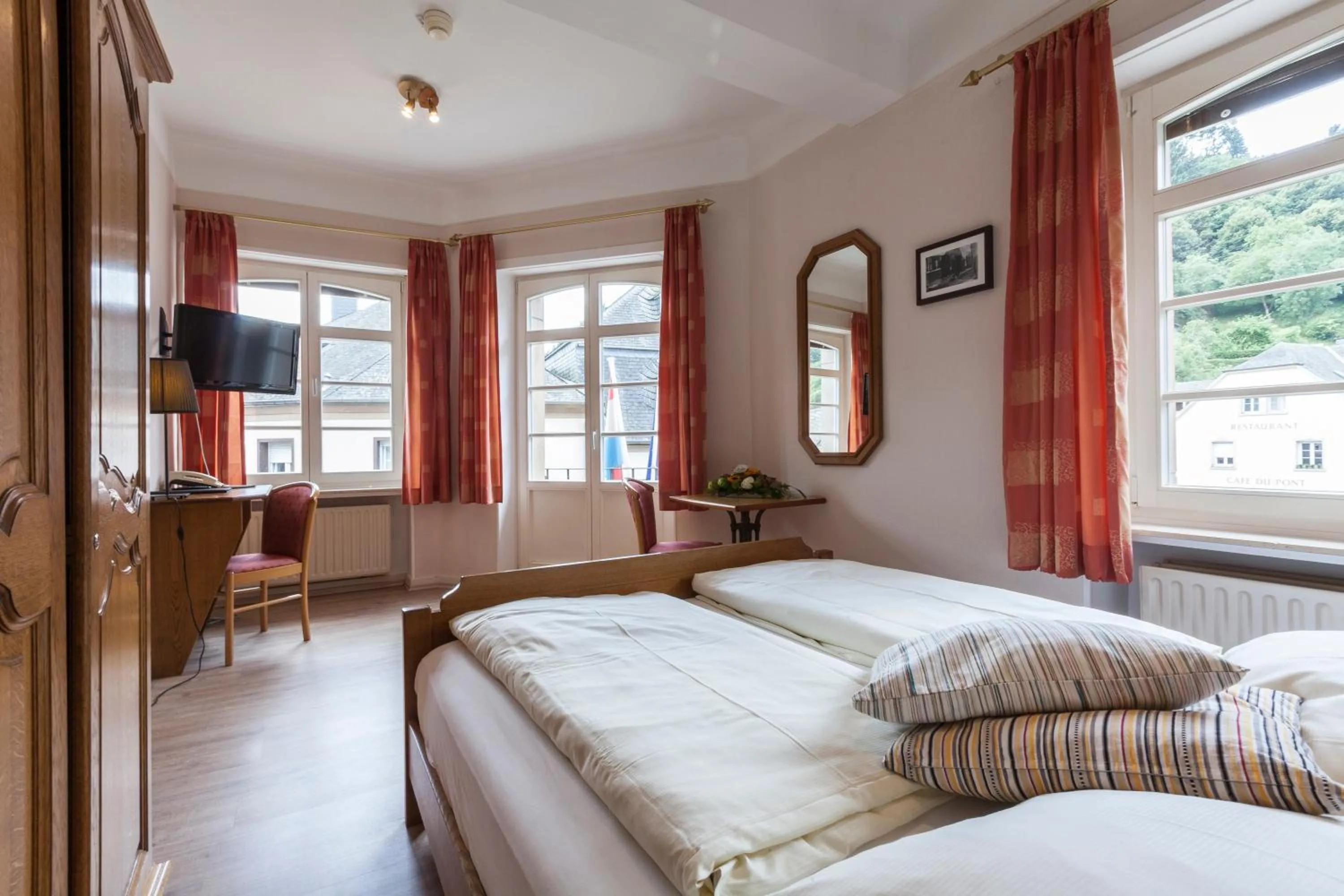 Bed in Hôtel - Restaurant " Victor Hugo"