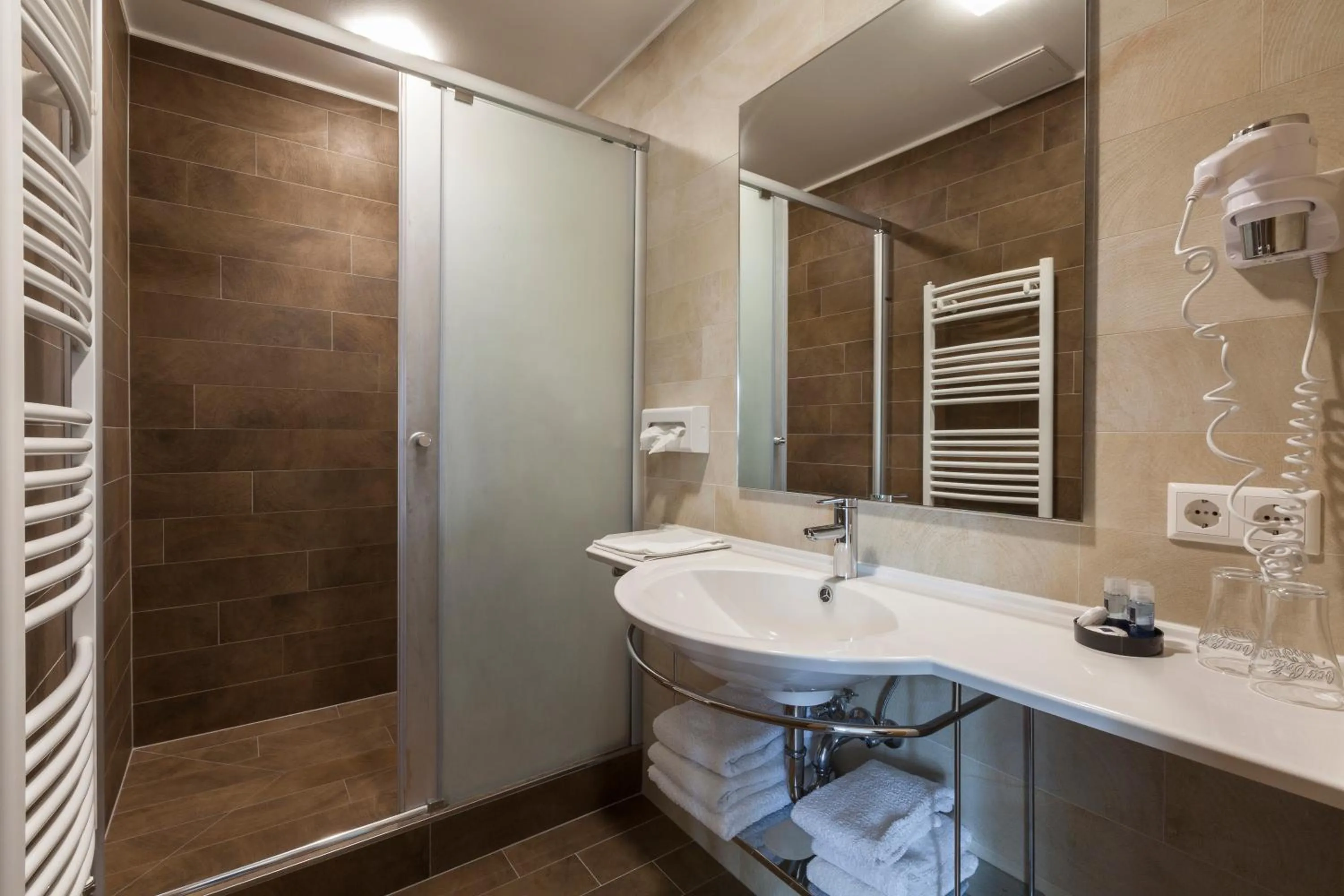 Shower in Hôtel - Restaurant " Victor Hugo"