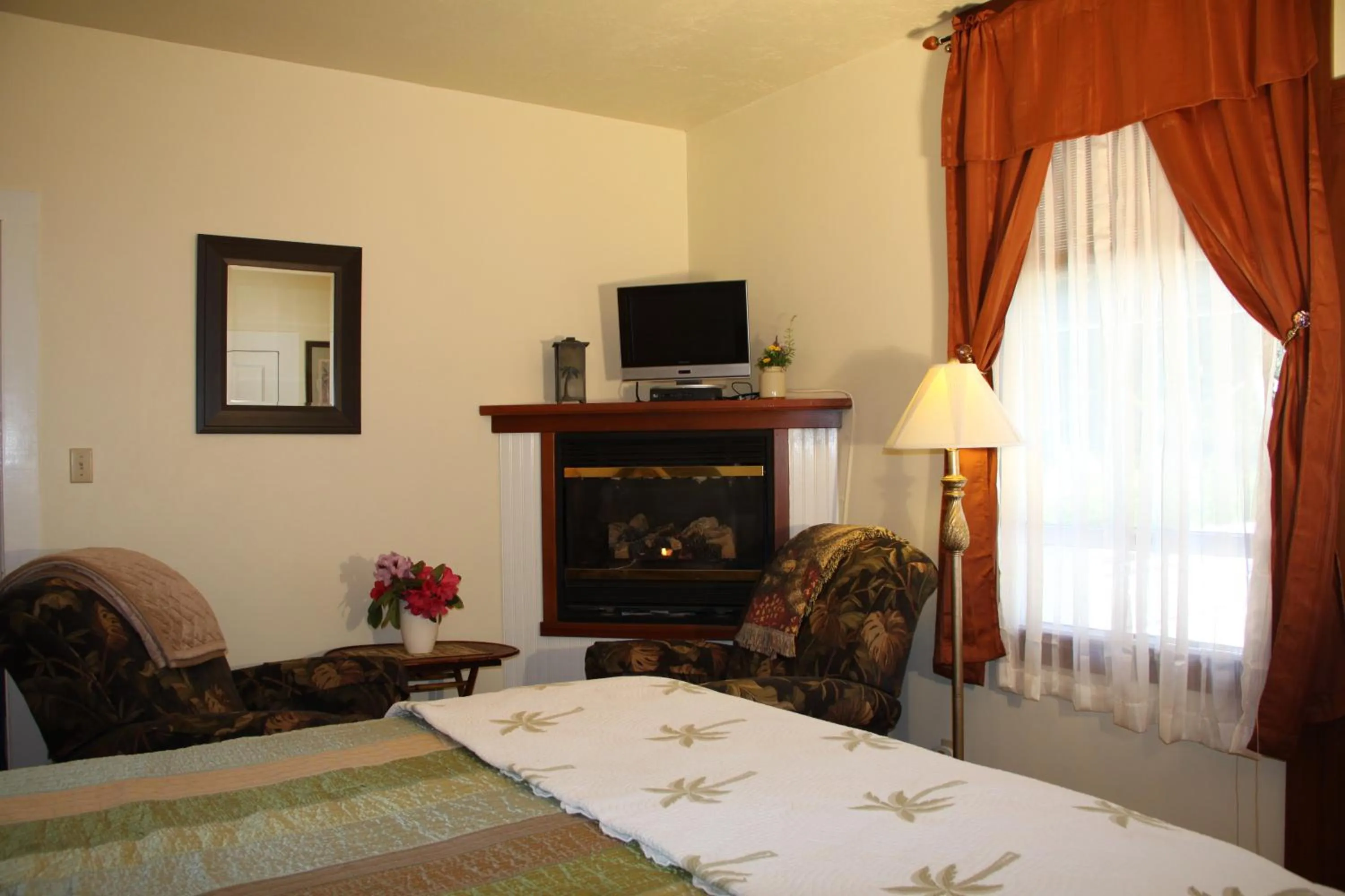 TV and multimedia, Bed in Elk Cove Inn & Spa