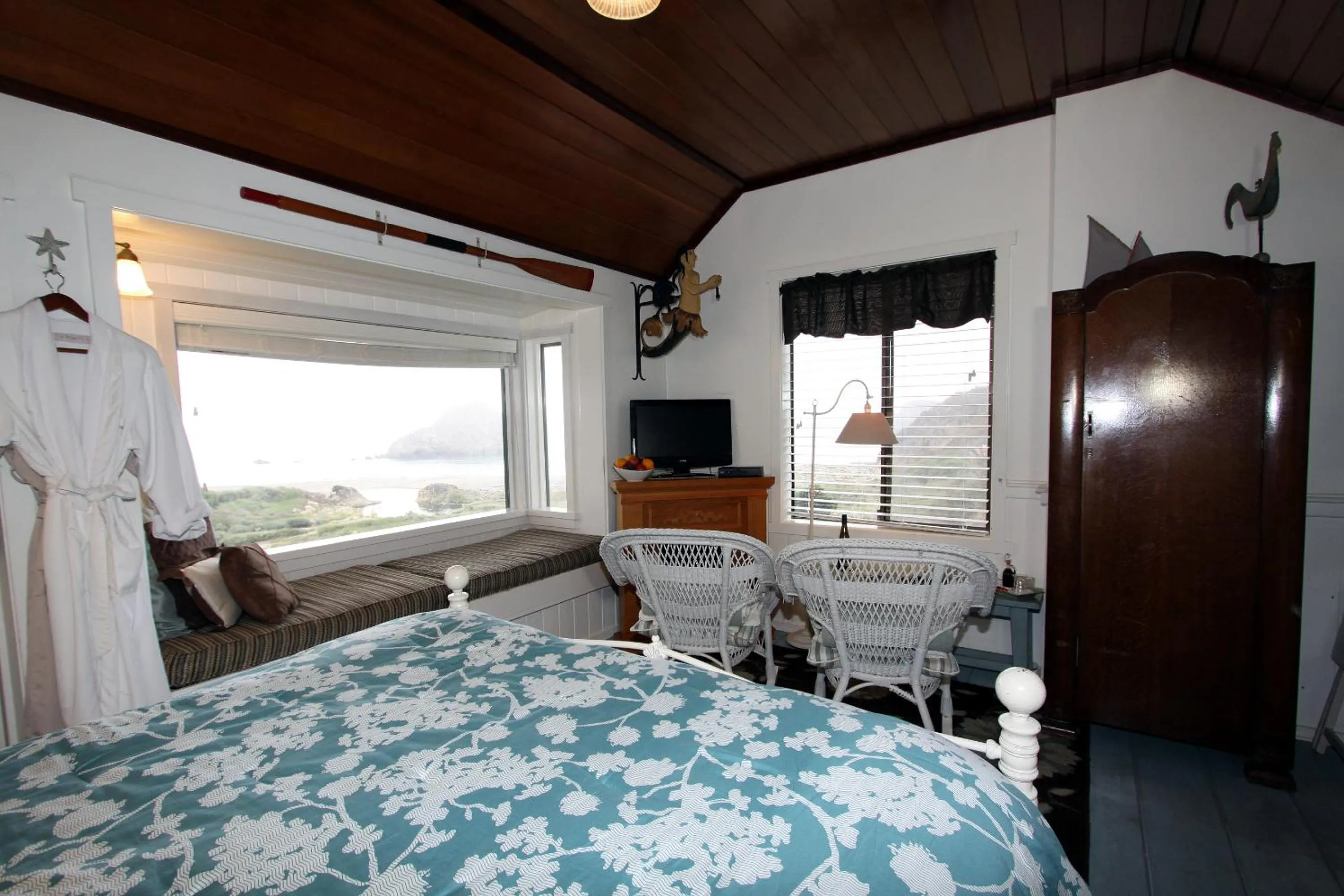 Decorative detail, Bed in Elk Cove Inn & Spa